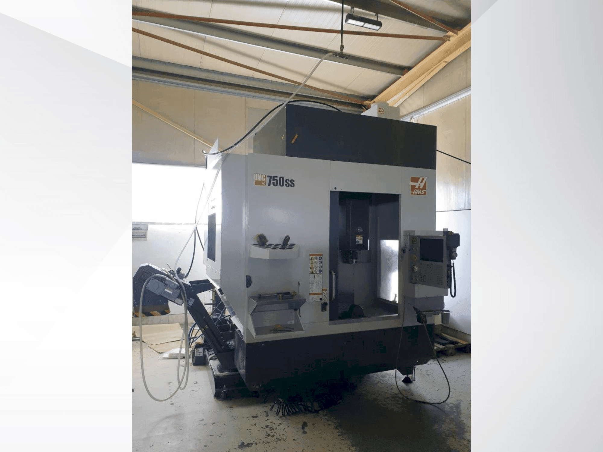 Prikaz  stroja HAAS UMC-750SS  sprijeda