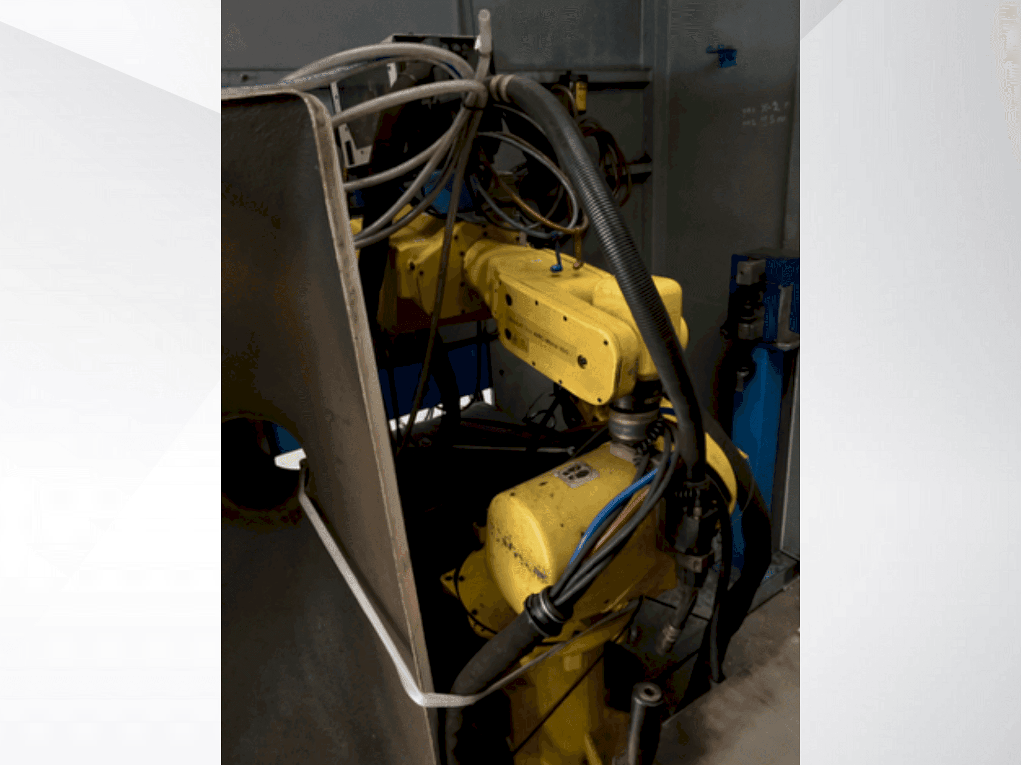 Prikaz  stroja FANUC ARC Mate 100i  sprijeda