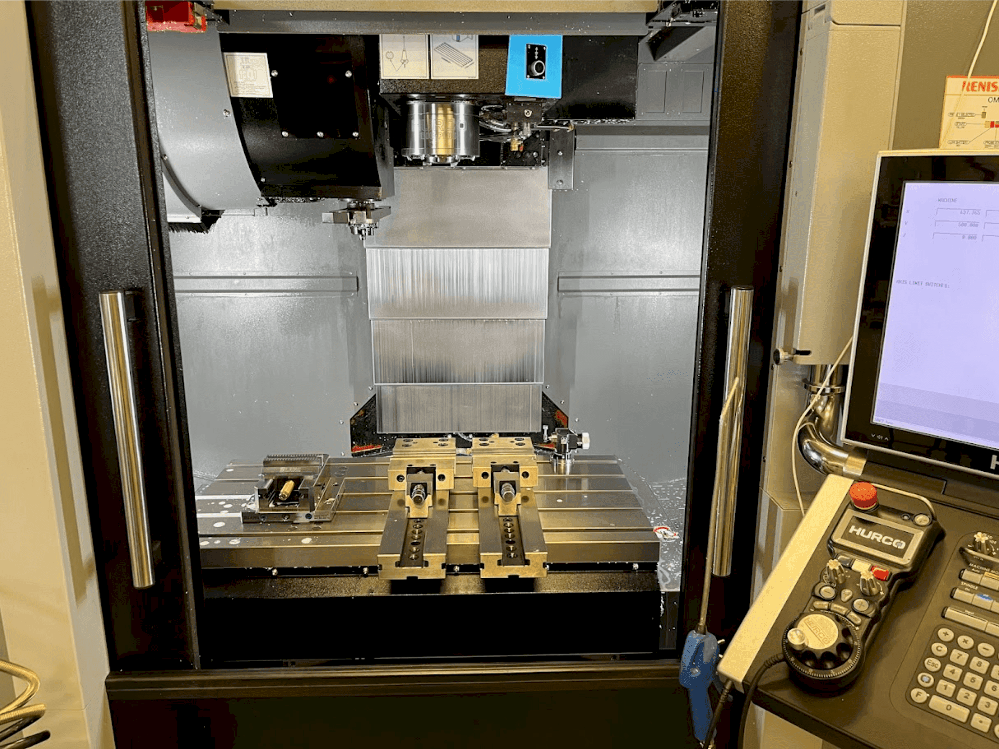 Prikaz  stroja Hurco VMX30i  sprijeda