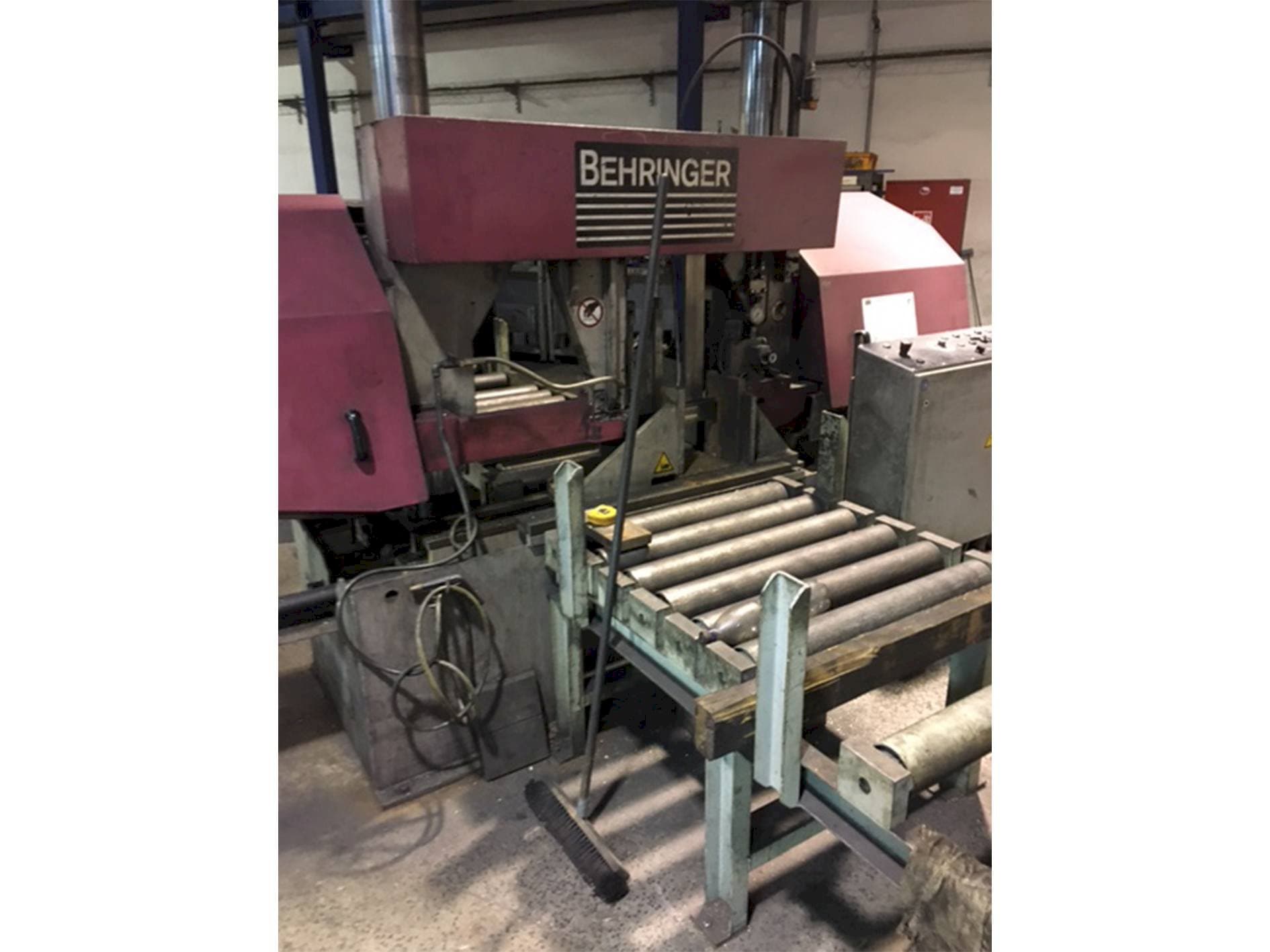 Prikaz  stroja Behringer HBP 530  sprijeda