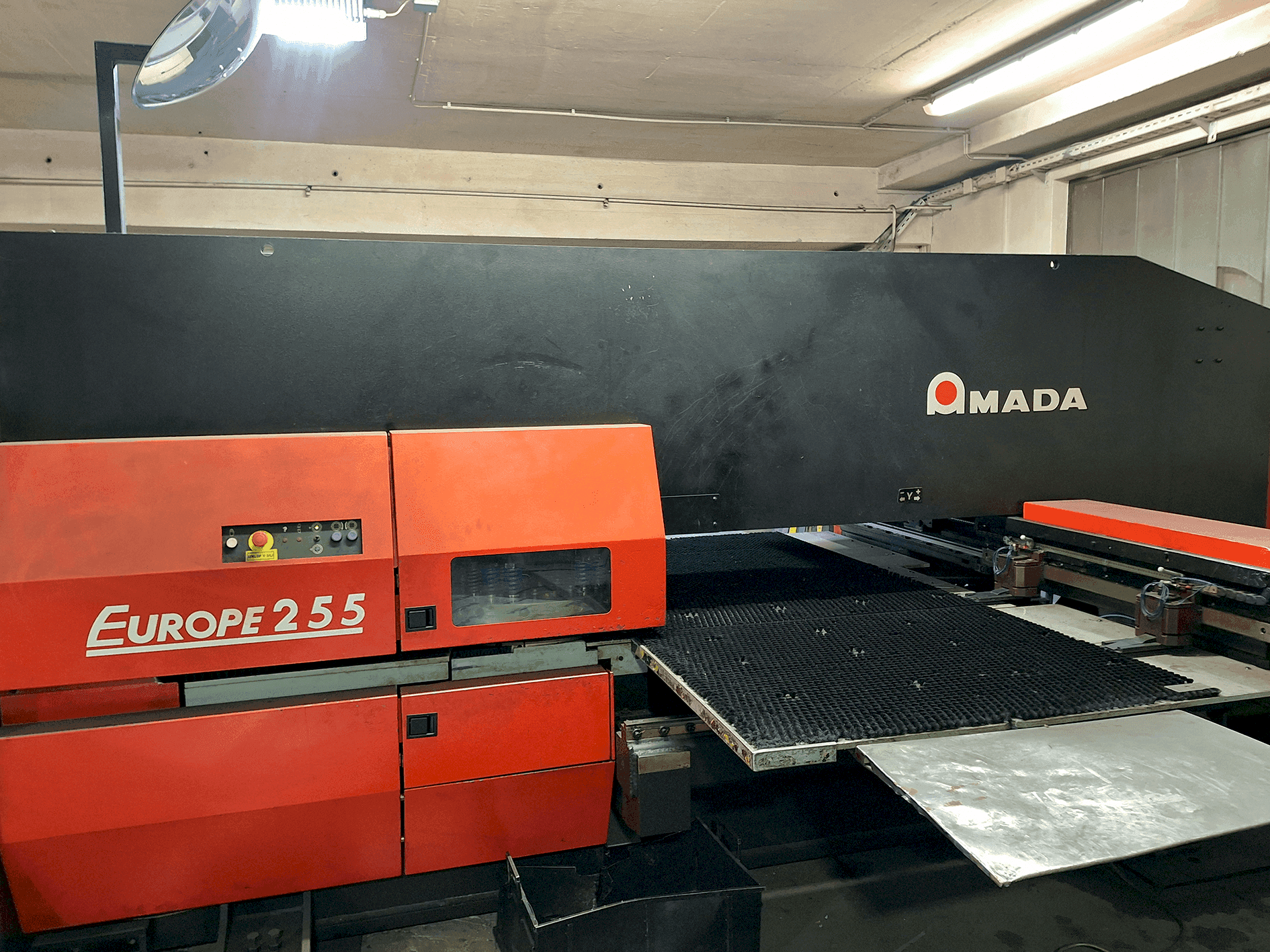 Prikaz  stroja AMADA EUROPE 255 CNC  sprijeda