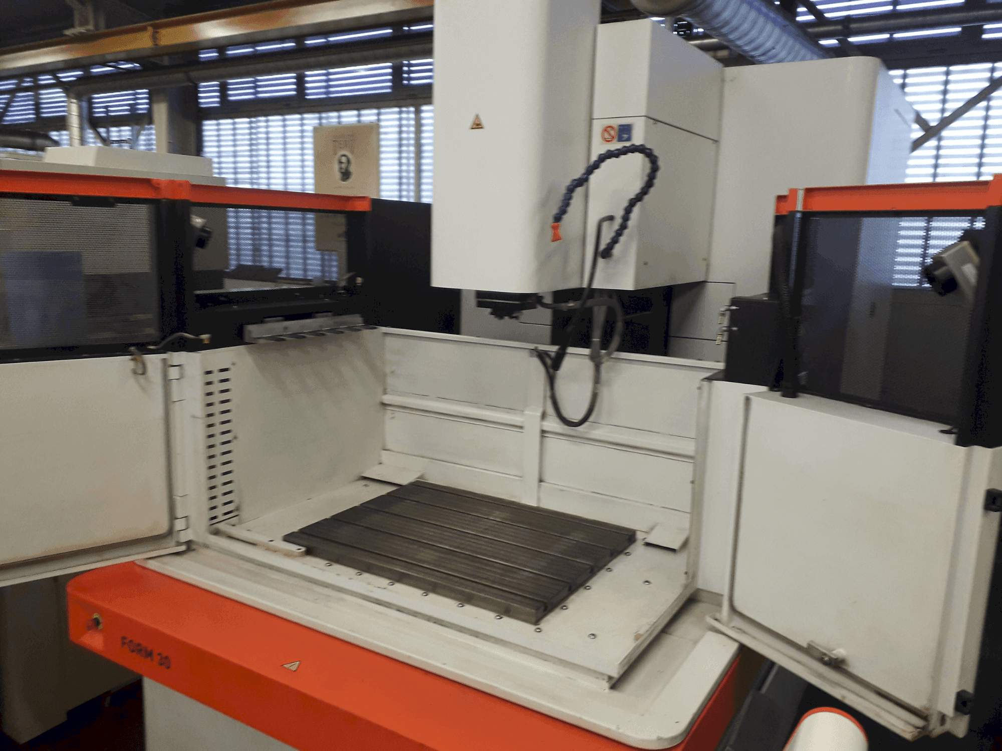 Prikaz  stroja AgieCharmilles FORM 30  sprijeda