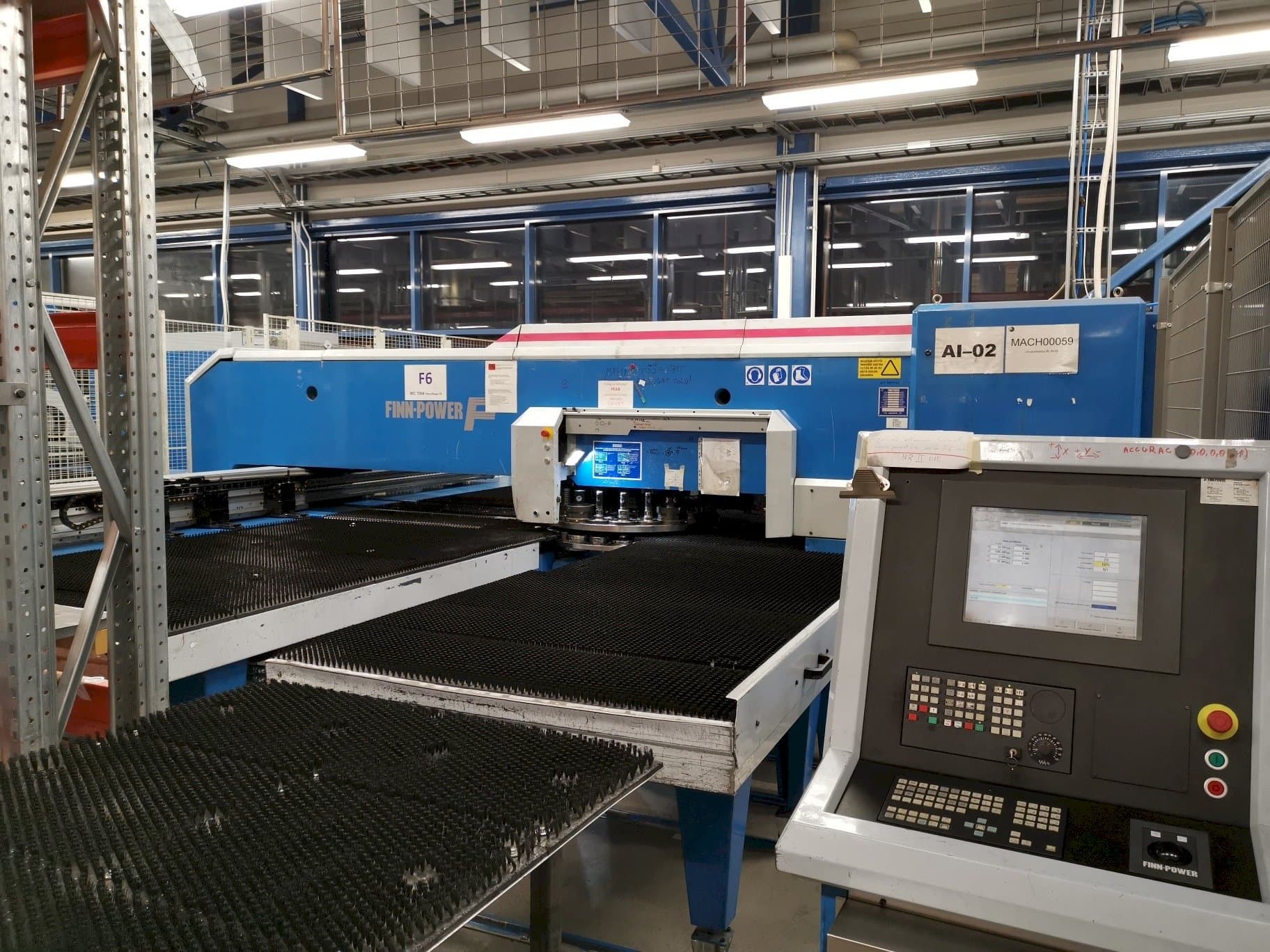 Prikaz  stroja Finn-Power F6SU  sprijeda