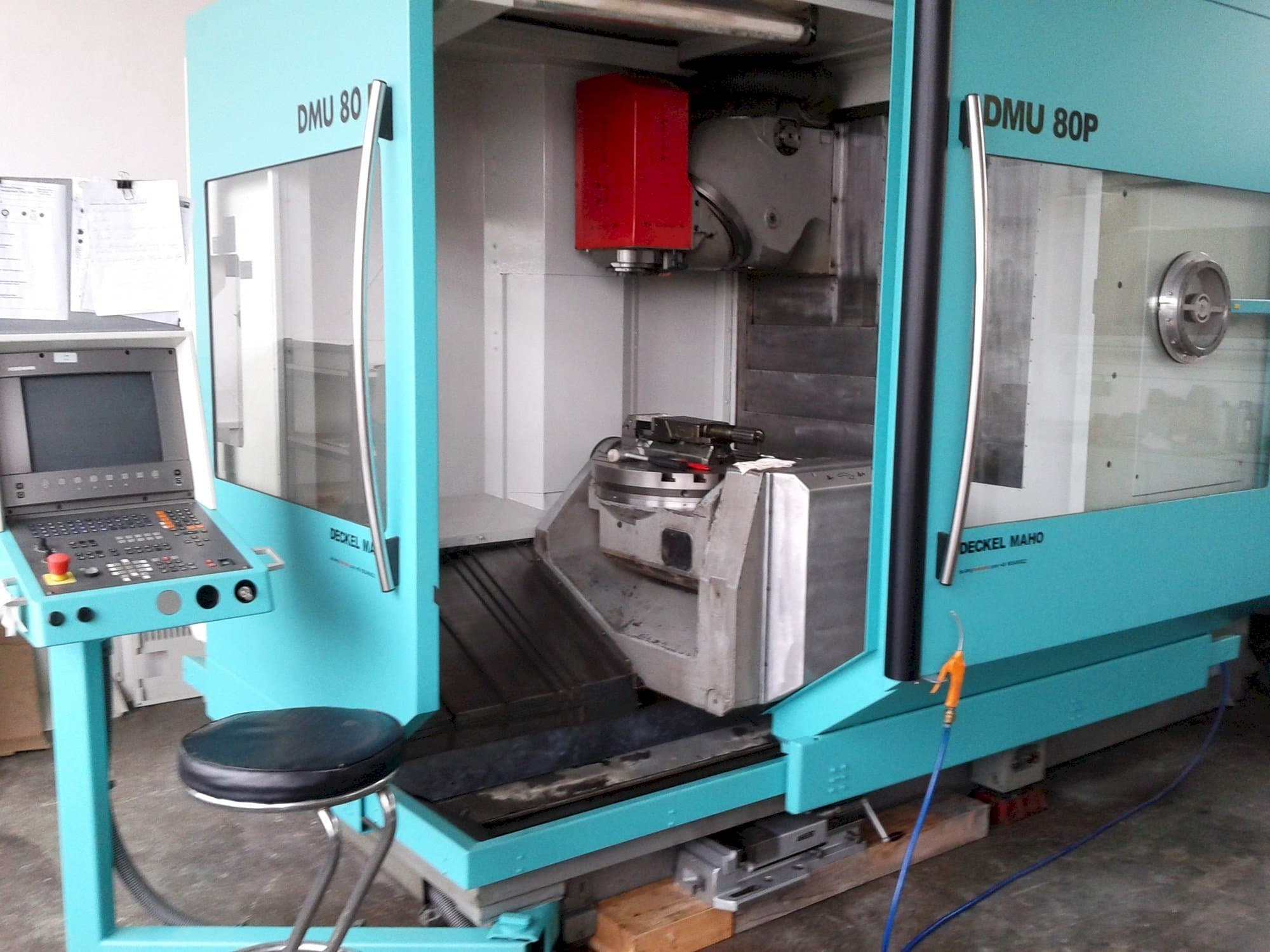 Prikaz  stroja DECKEL MAHO DMU 80P  sprijeda