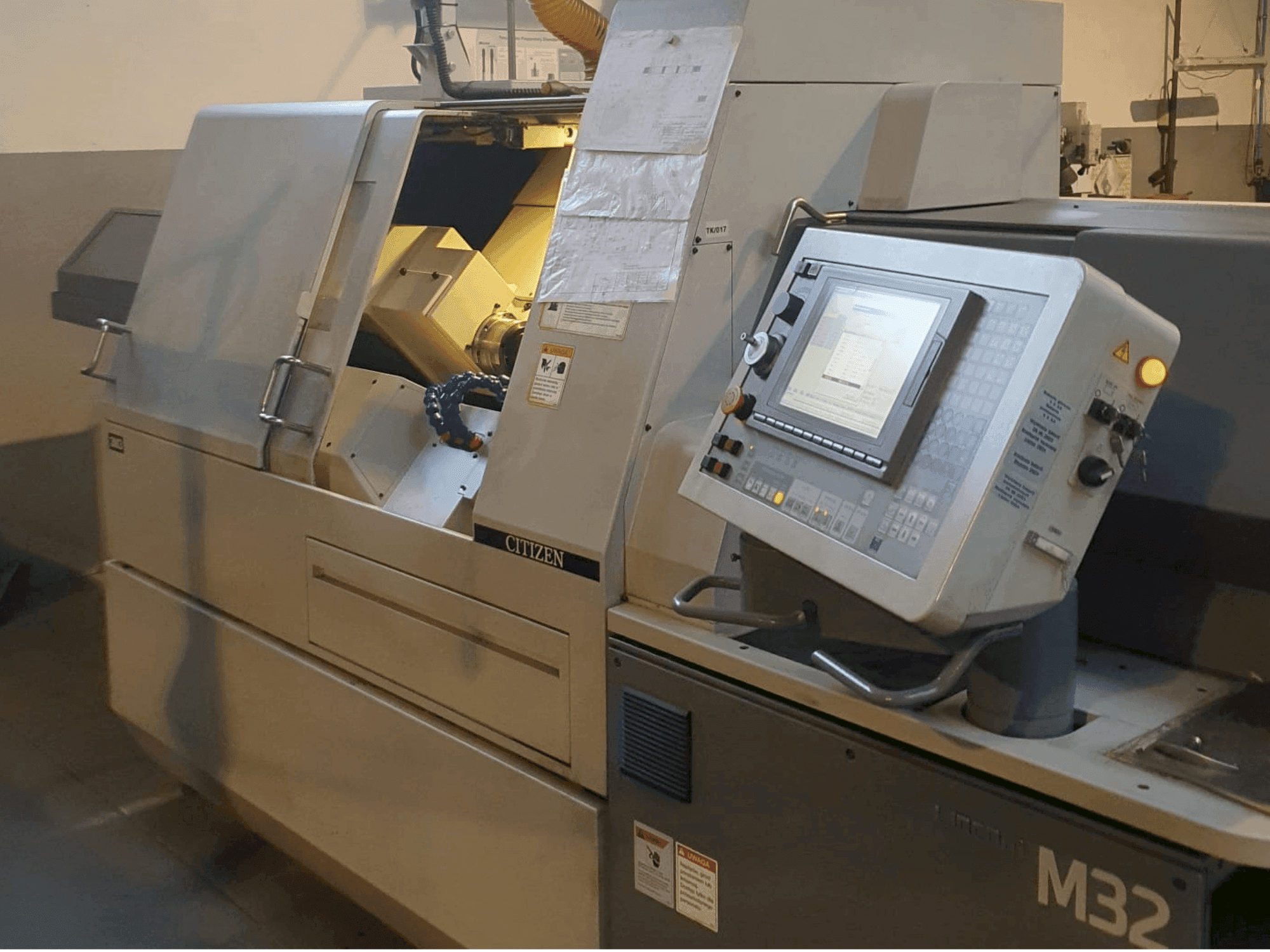 Prikaz  stroja Citizen M32 III  sprijeda