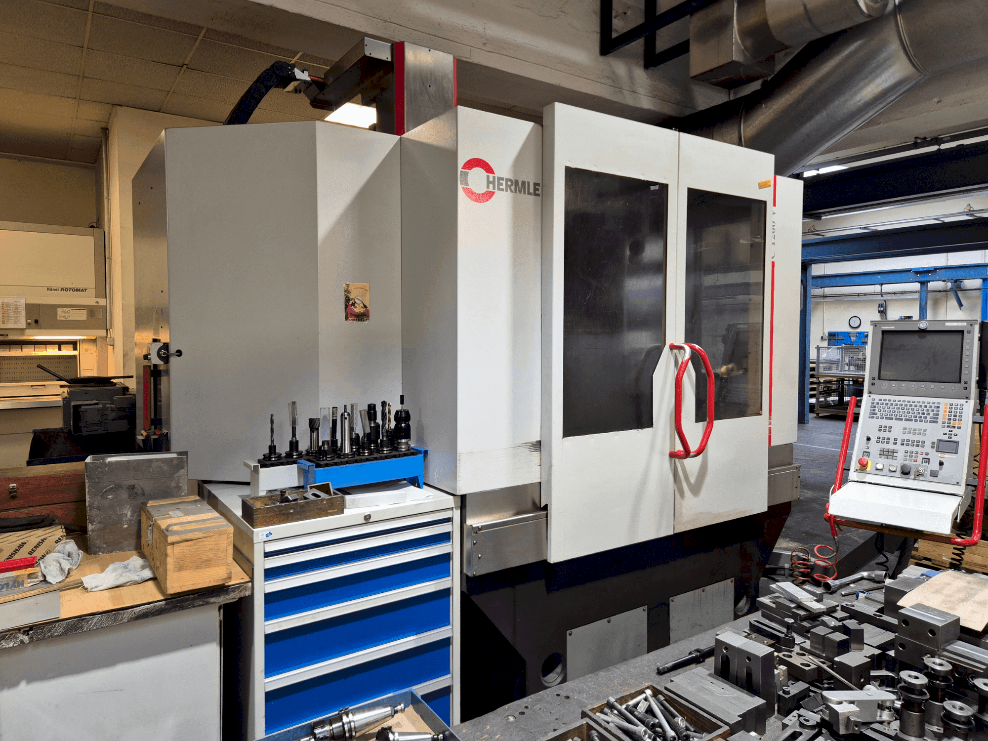 Prikaz  stroja HERMLE C 1200 V  sprijeda