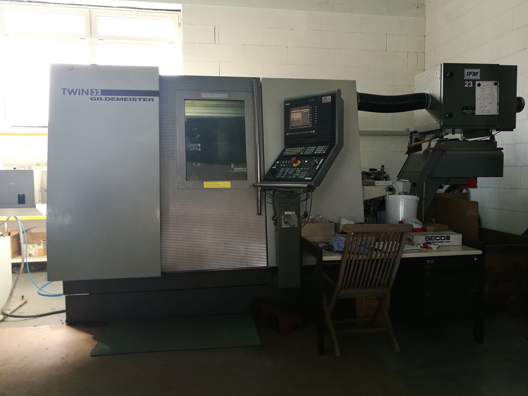 Prikaz  2 stroja Gildemeister TWIN 32 sprijeda