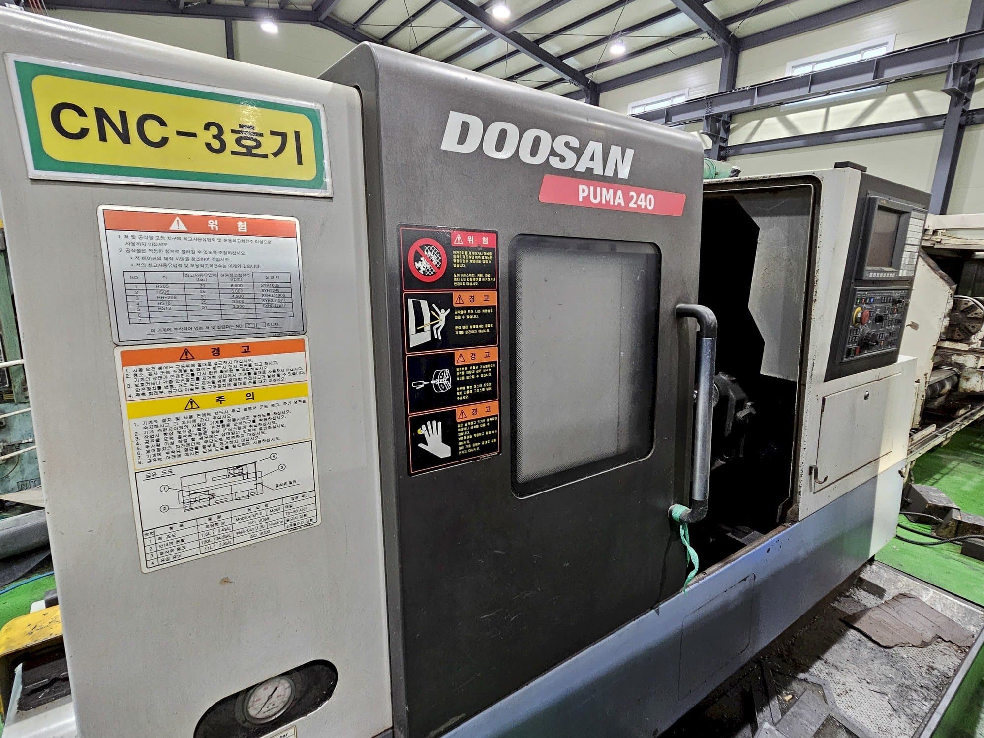 Prikaz  stroja Doosan Puma 240  sprijeda