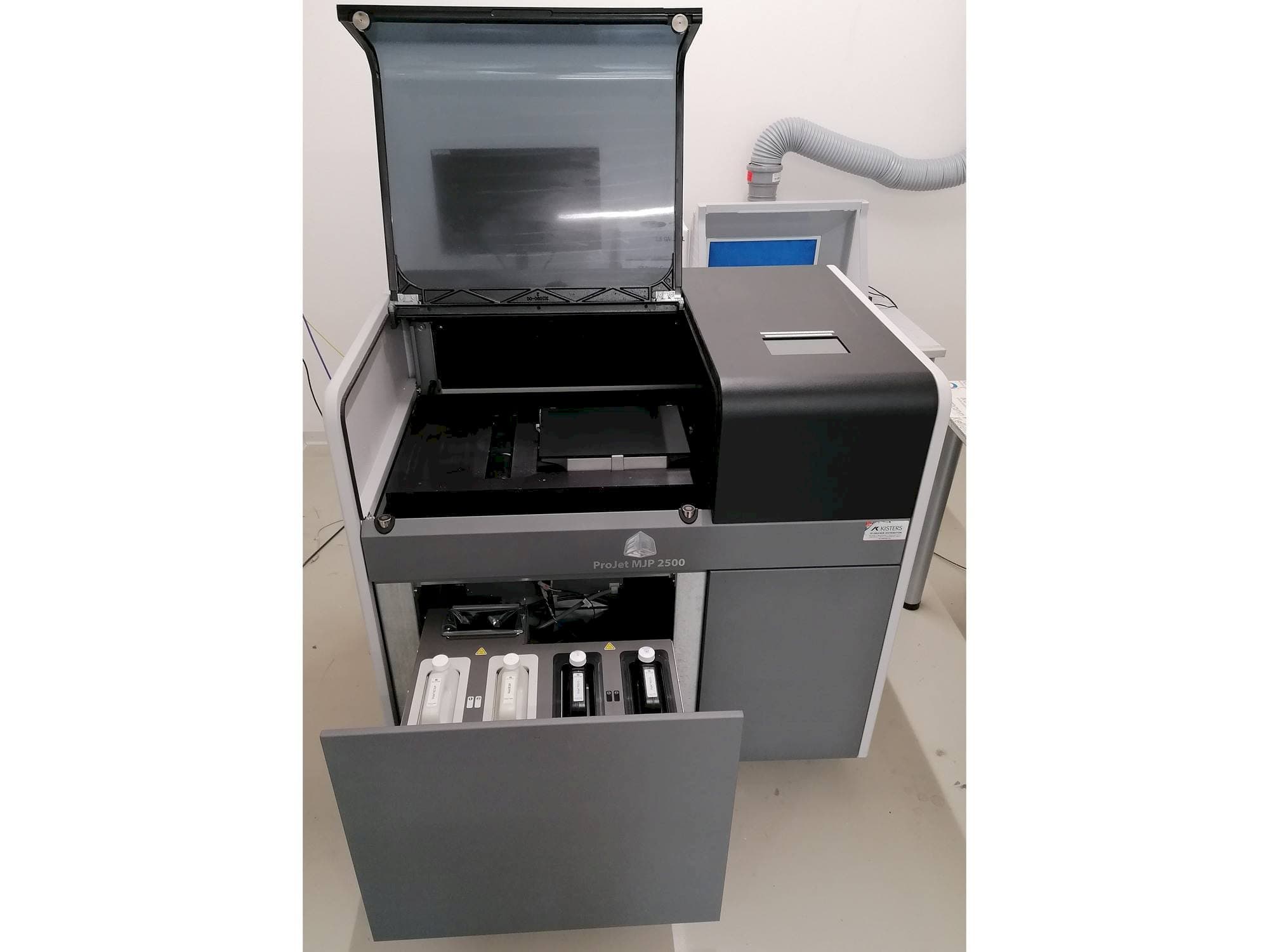 Prikaz  stroja 3DSYSTEMS ProJet MJP 2500Plus  sprijeda