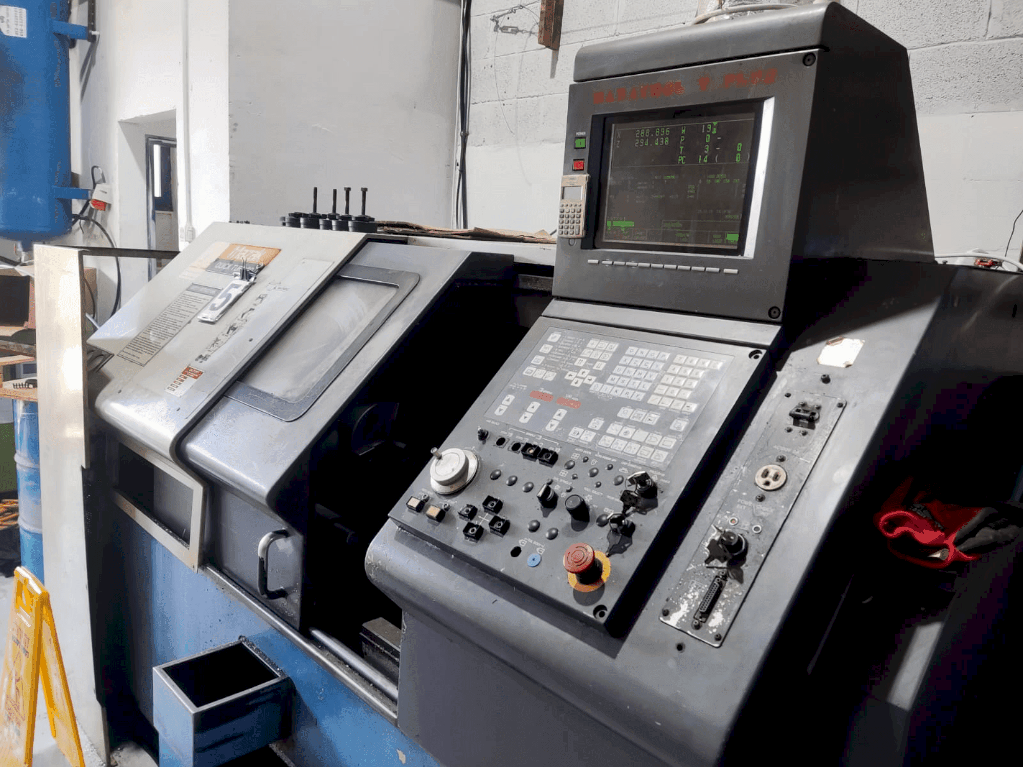 Prikaz  stroja Mazak Quick Turn 20 (1996)  sprijeda