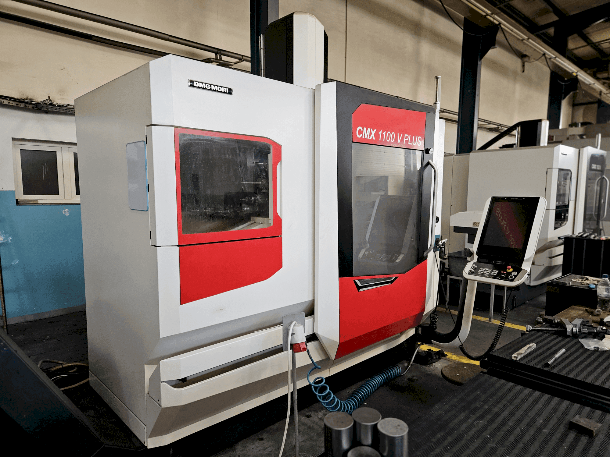 Prikaz  stroja DMG MORI CMX 1100 V  sprijeda