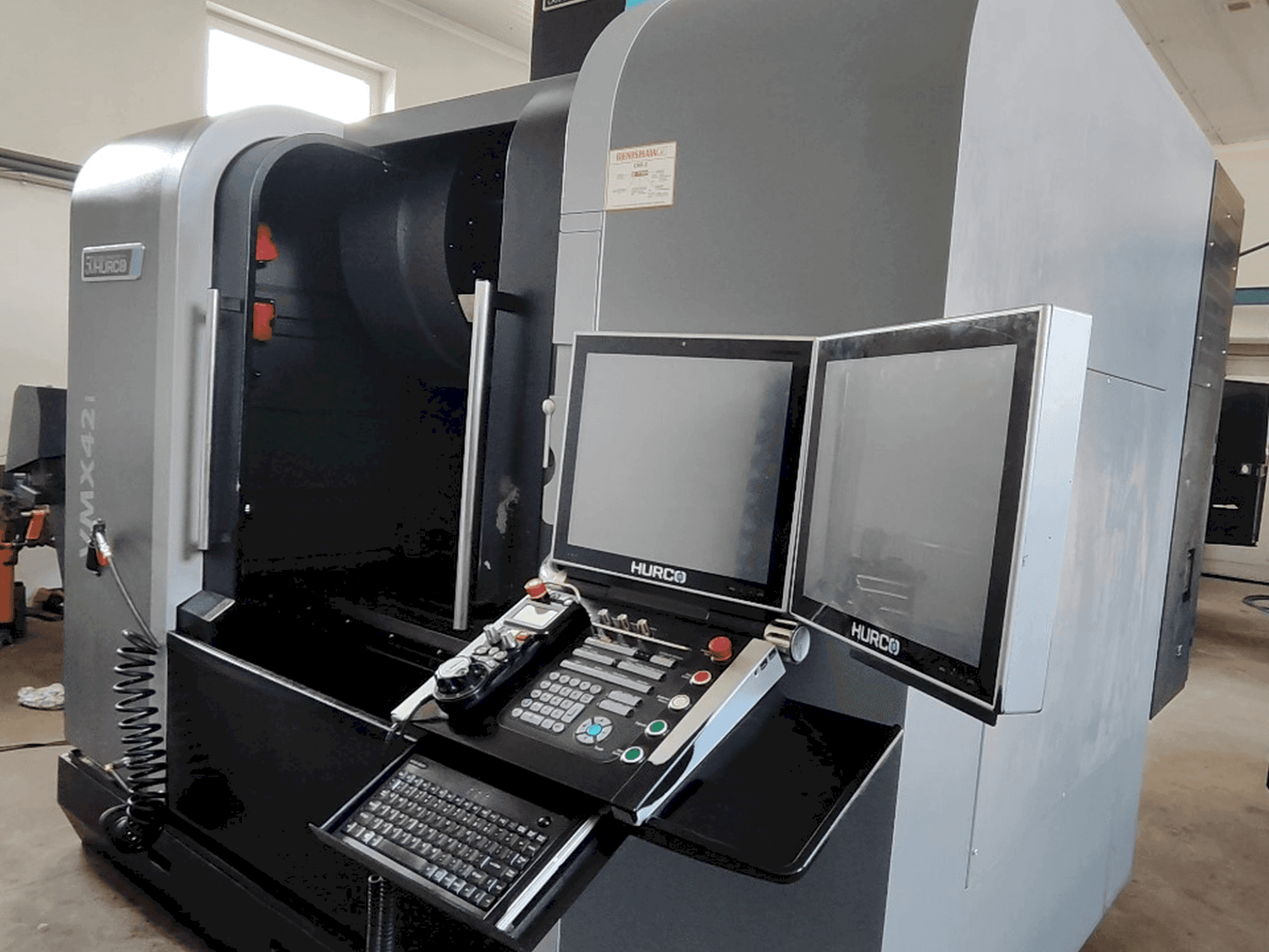 Prikaz  stroja Hurco VMX 42i (2018)  sprijeda