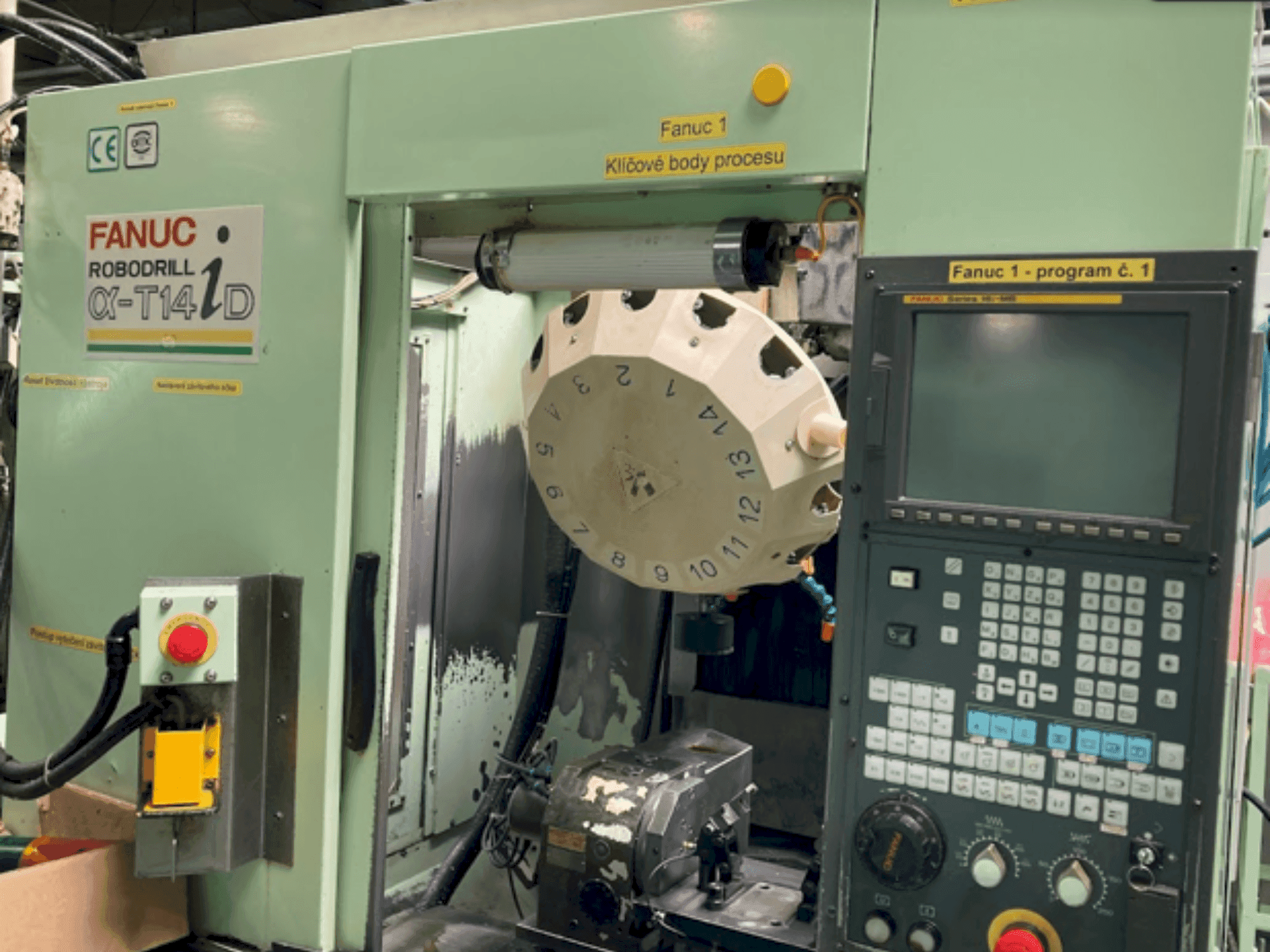 Prikaz  stroja FANUC Robodrill Alpha-T14 iD  sprijeda