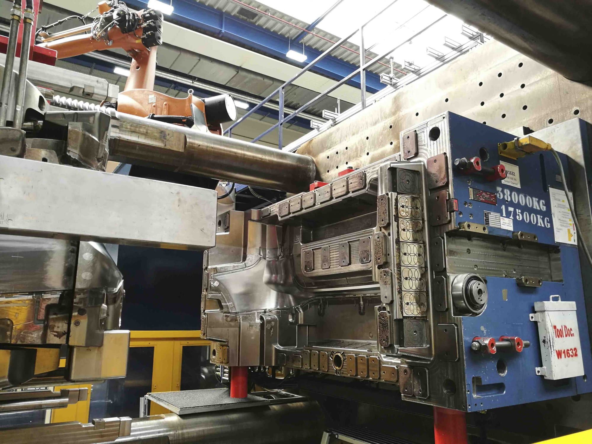 Prikaz  1 stroja Husky E 3650 RS 170/155 sprijeda