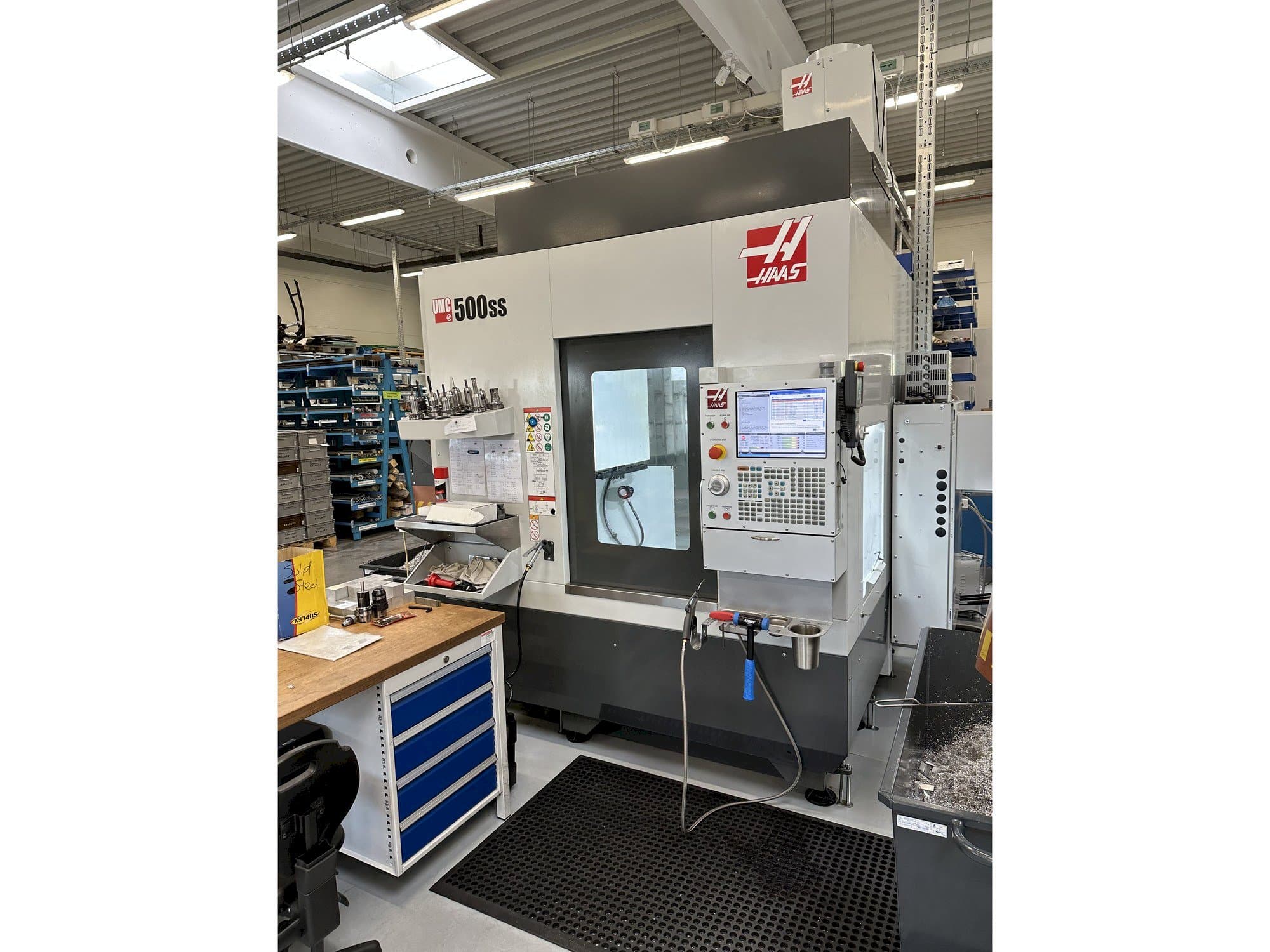 Prikaz  stroja HAAS UMC-500SS  sprijeda