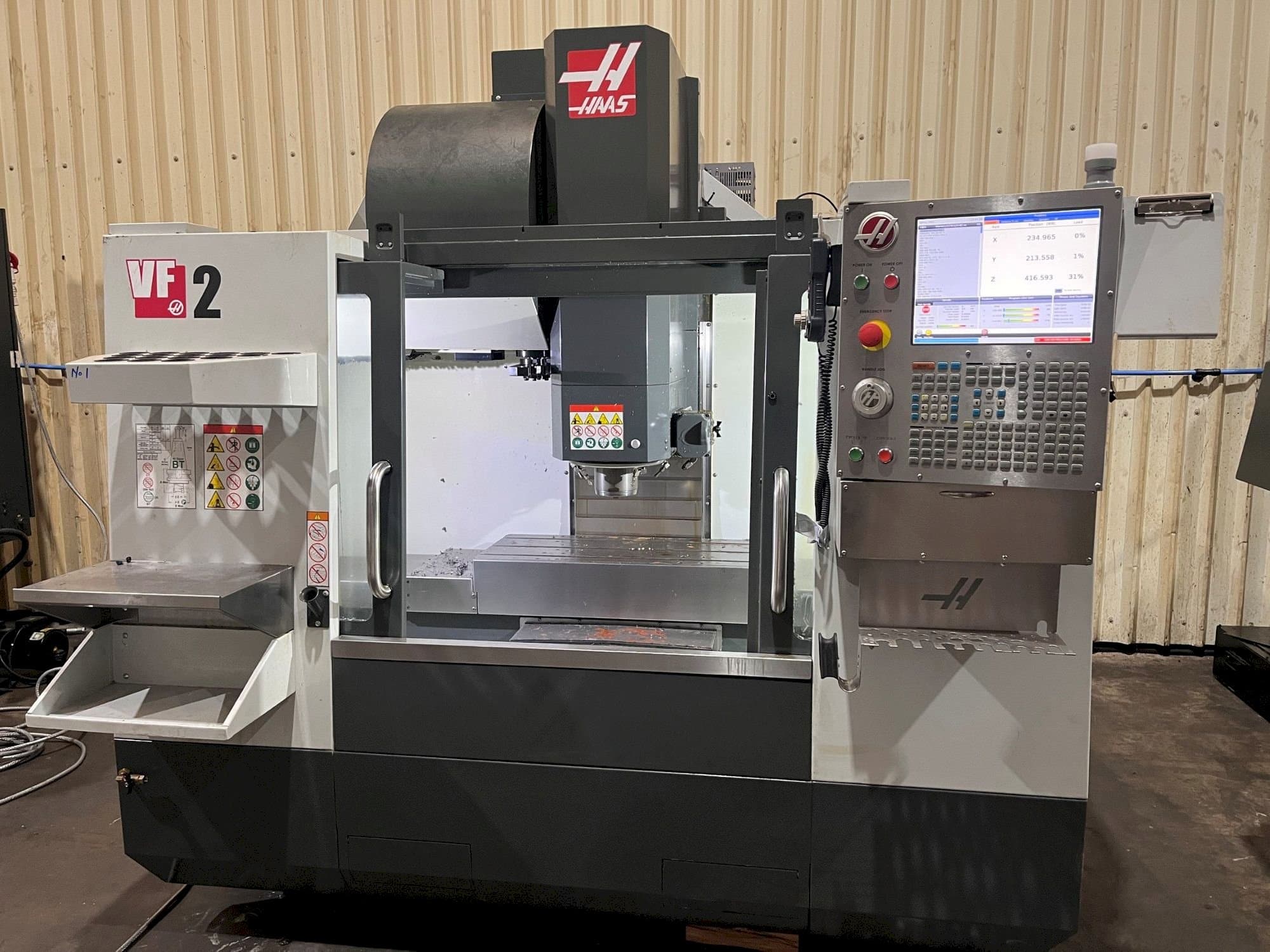 Prikaz  stroja HAAS VF-2  sprijeda