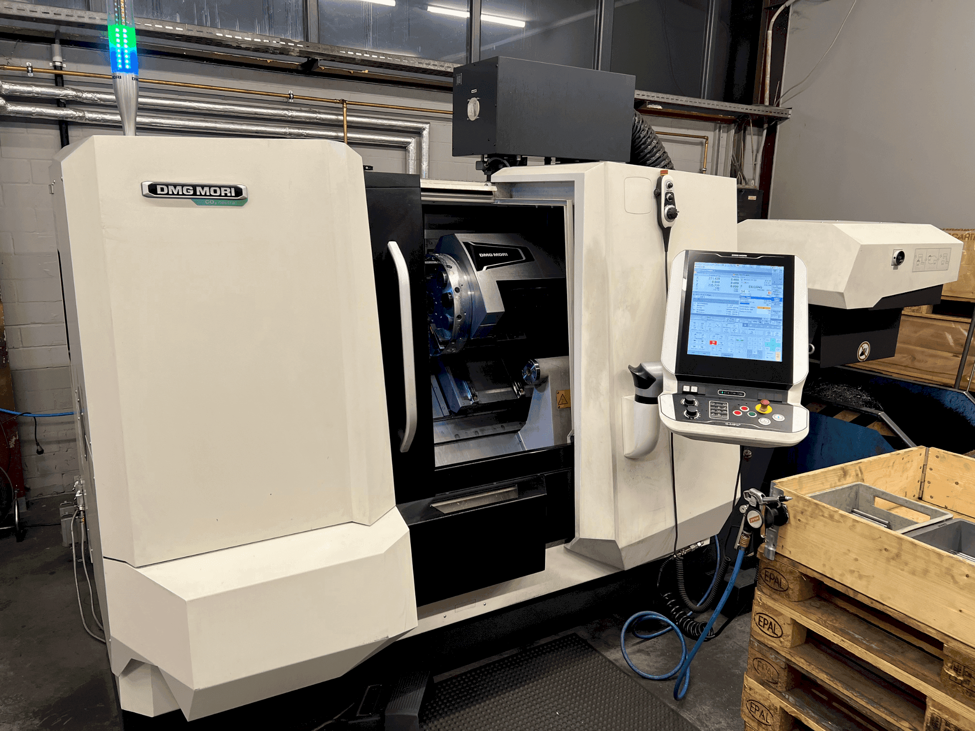 Prikaz  stroja DMG MORI CLX 350 V4  sprijeda