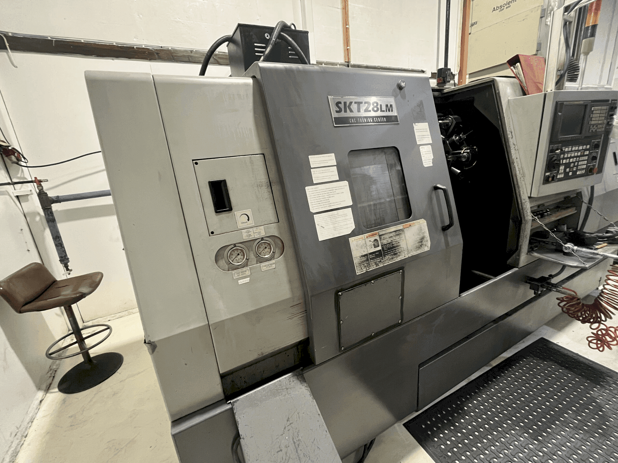 Prikaz  stroja Hyundai Kia SKT 28 LM  sprijeda