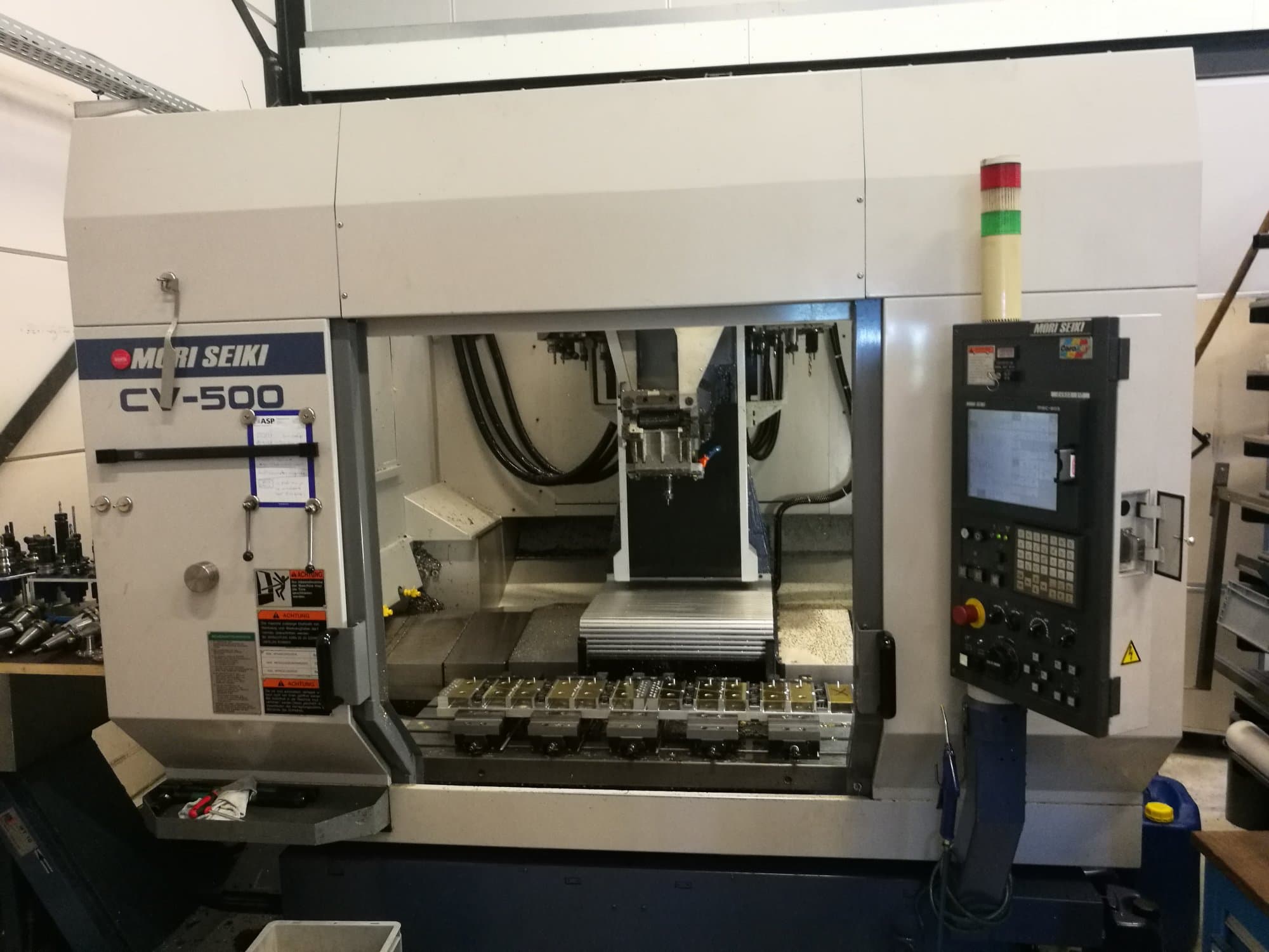 Prikaz  stroja MORI SEIKI CV-500B sprijeda