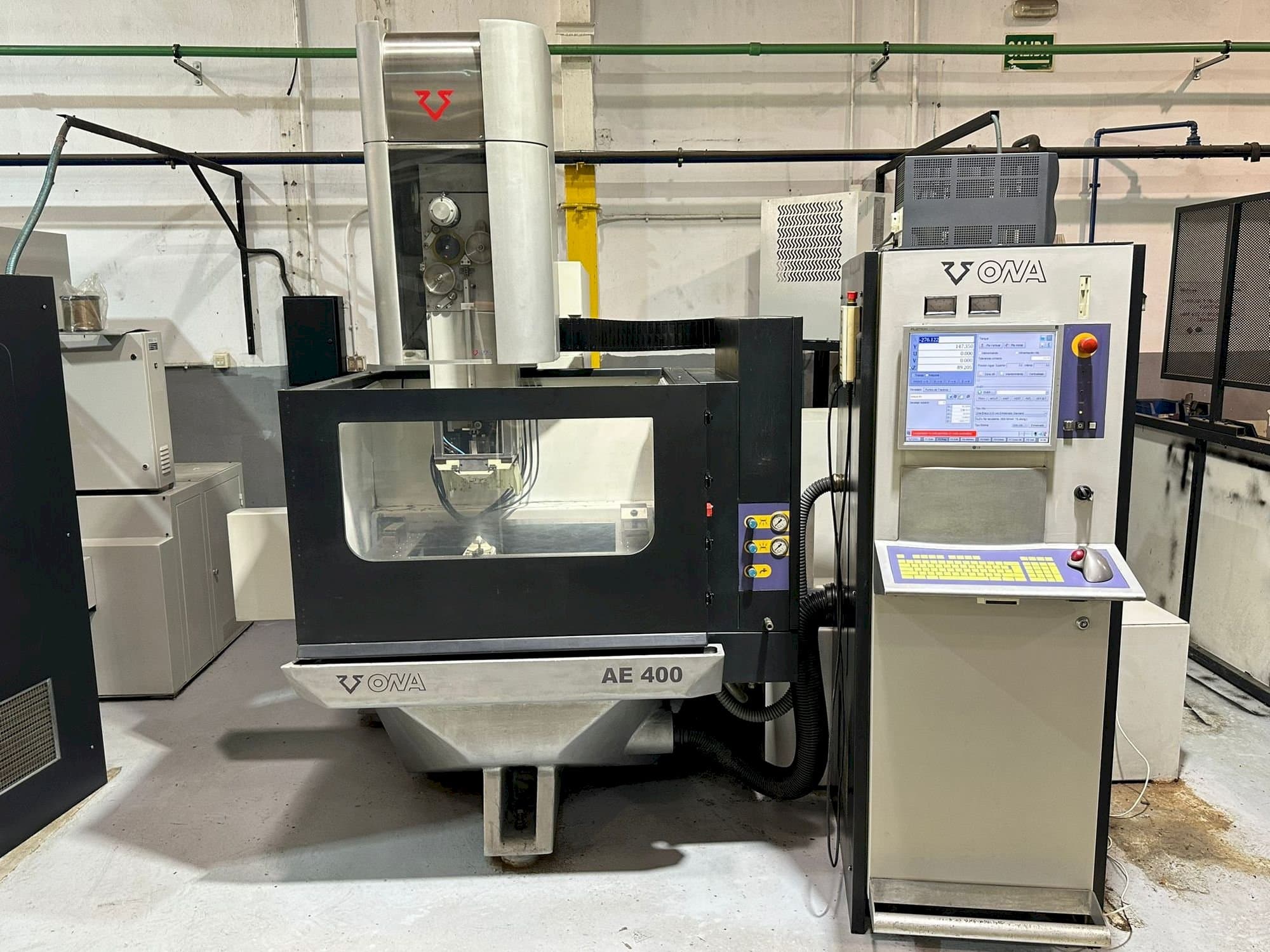 Prikaz  stroja ONA AE400  sprijeda