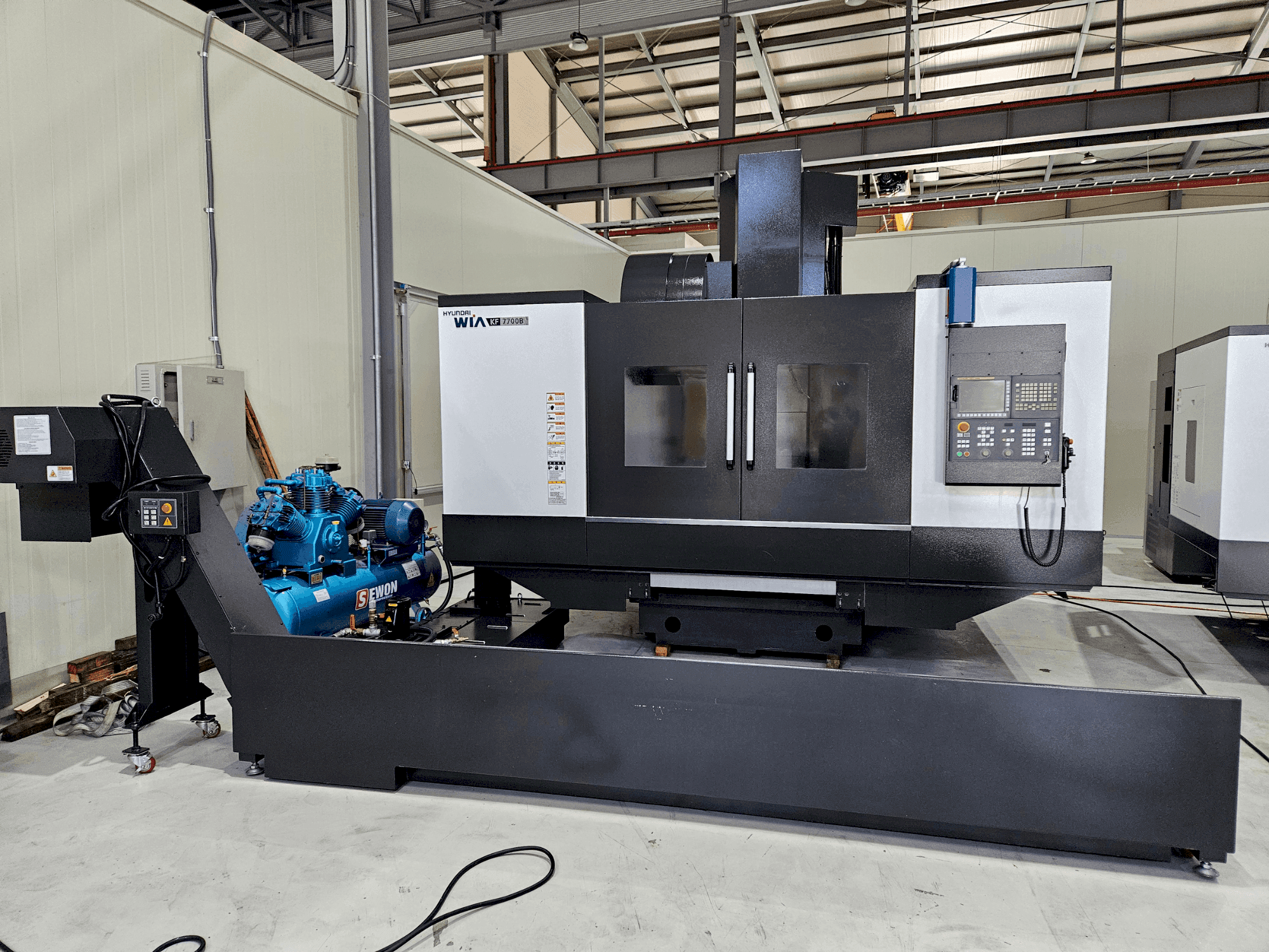 Prikaz  stroja Hyundai Wia WIA KF 7700 B  sprijeda