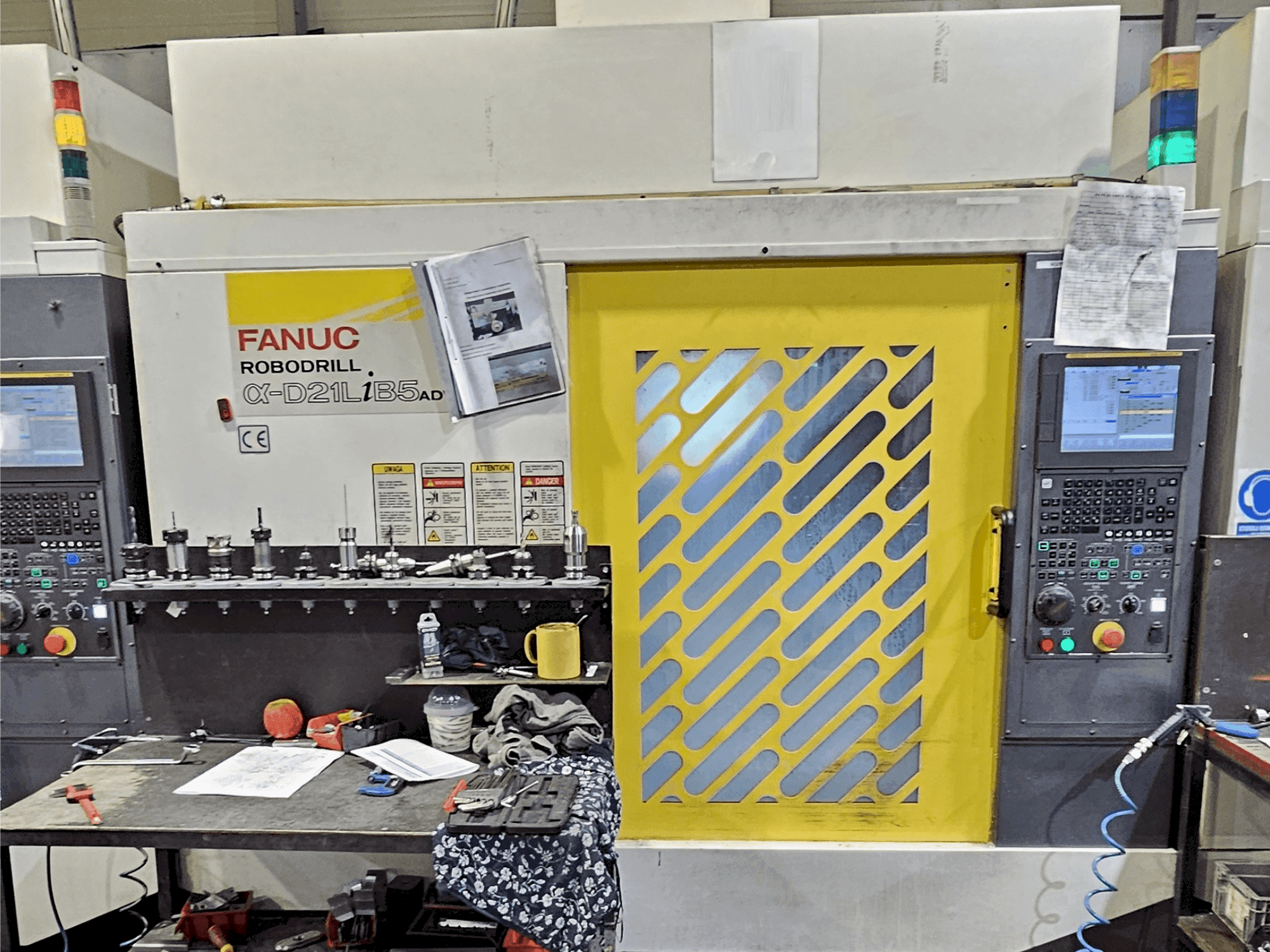 Prikaz  stroja FANUC Robodrill α-D21L iB 5 ADV  sprijeda