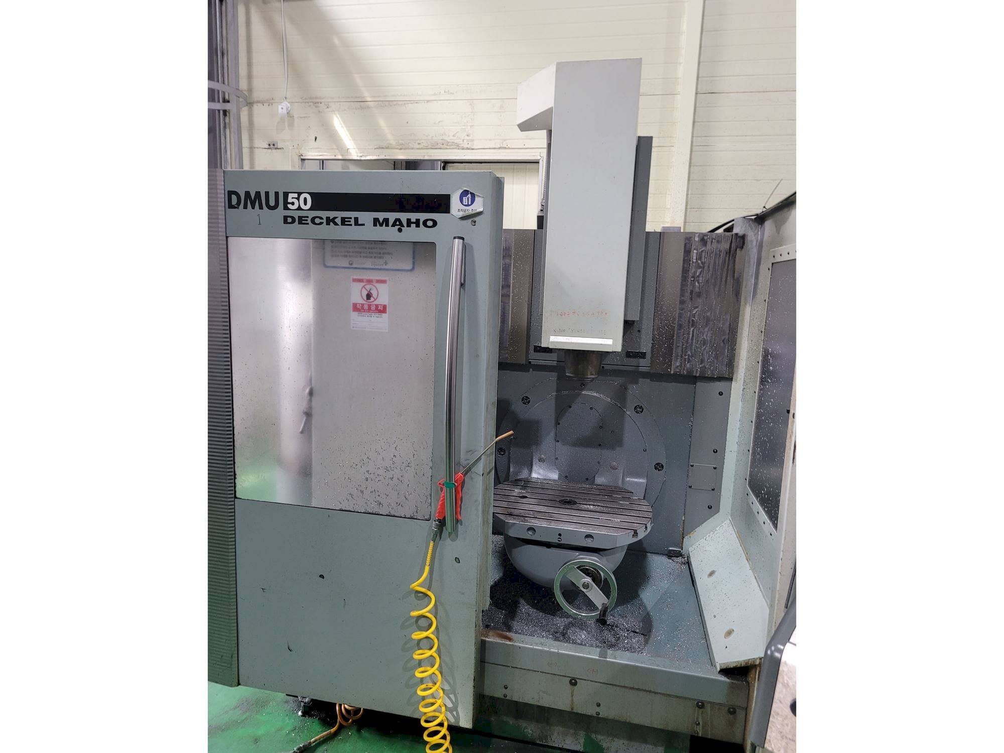 Prikaz  stroja DECKEL MAHO DMU 50  sprijeda