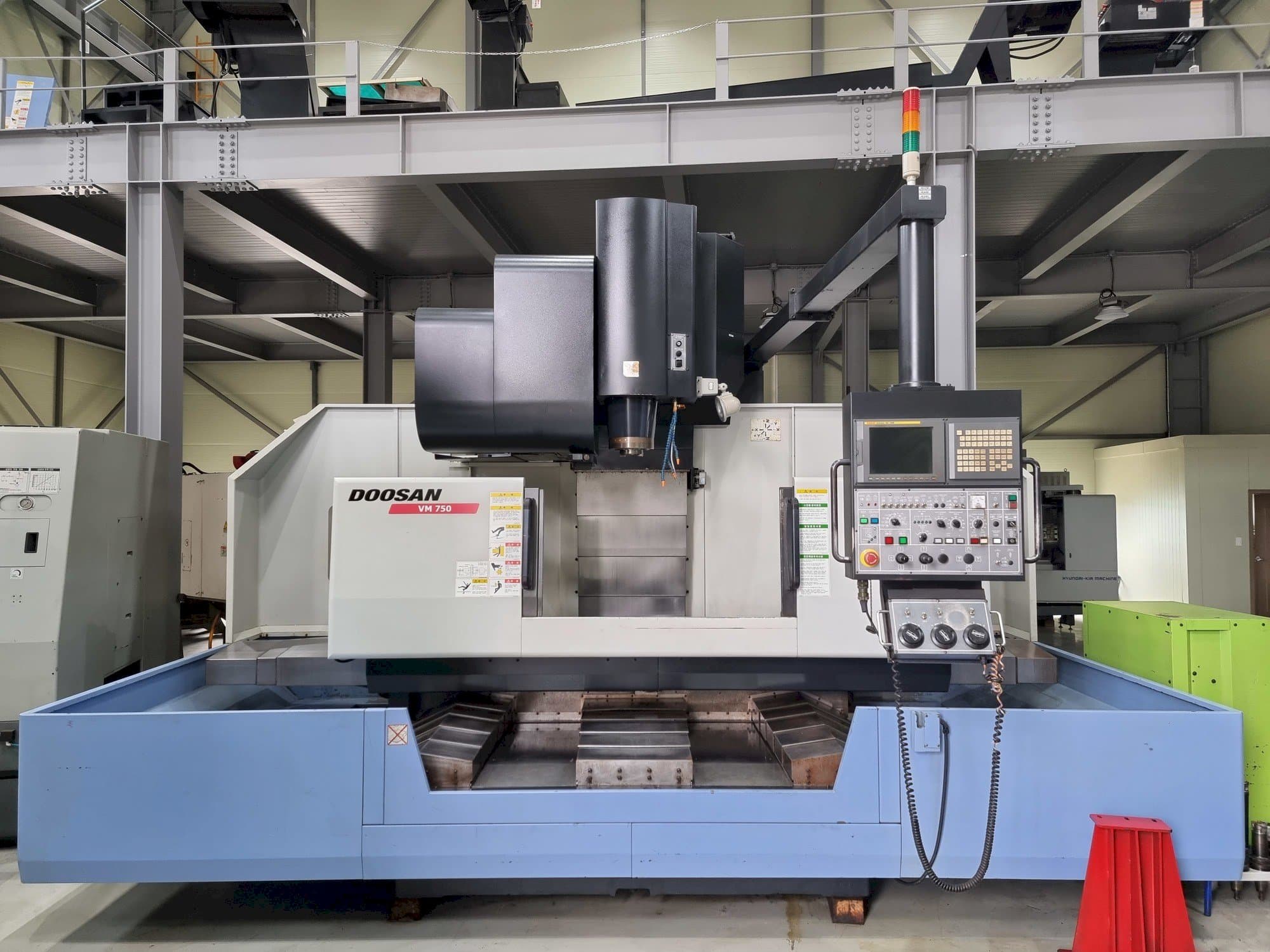 Prikaz  stroja Doosan VM750  sprijeda