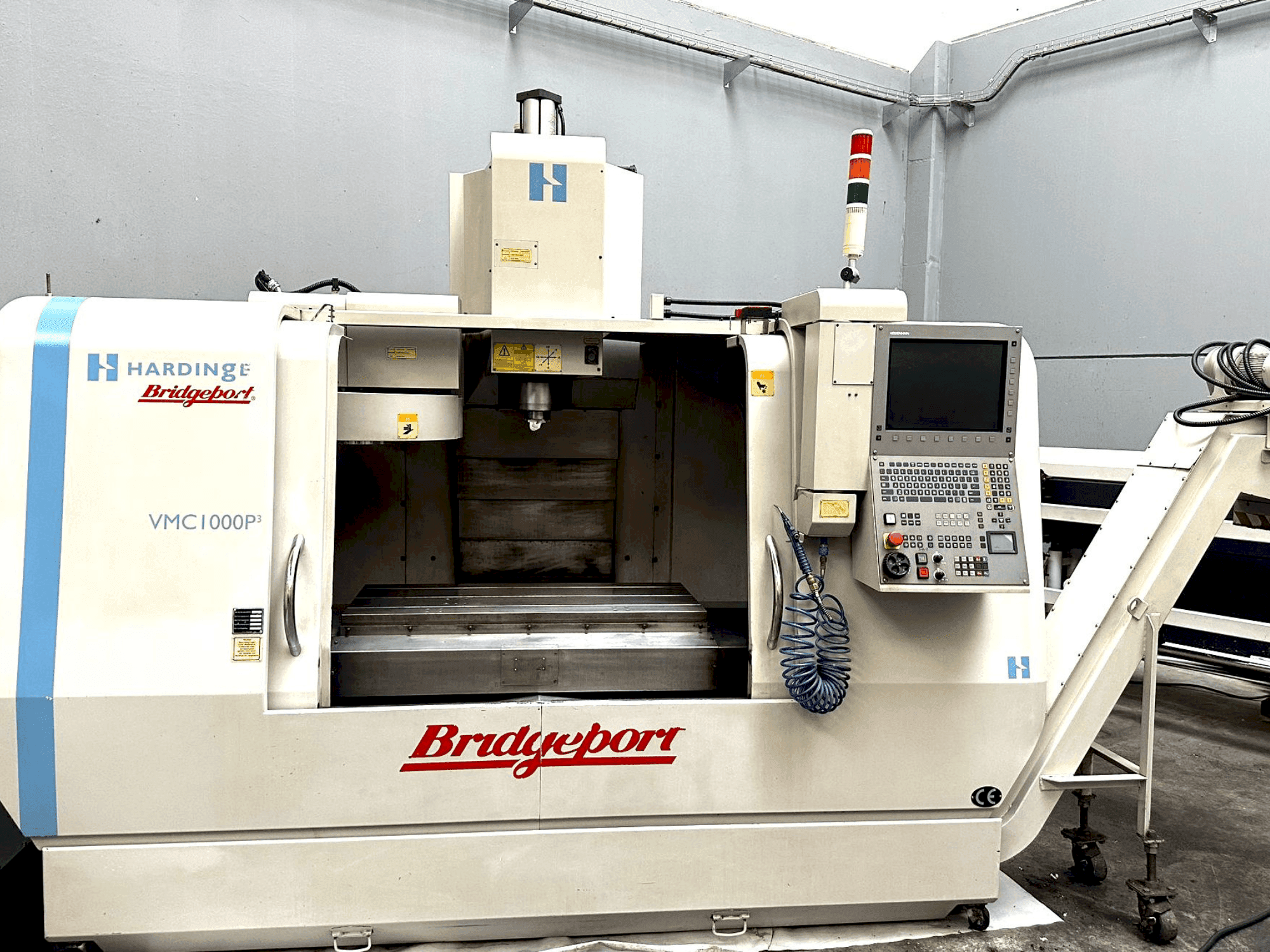 Prikaz  stroja Bridgeport VMC 1000 P3 (2005)  sprijeda