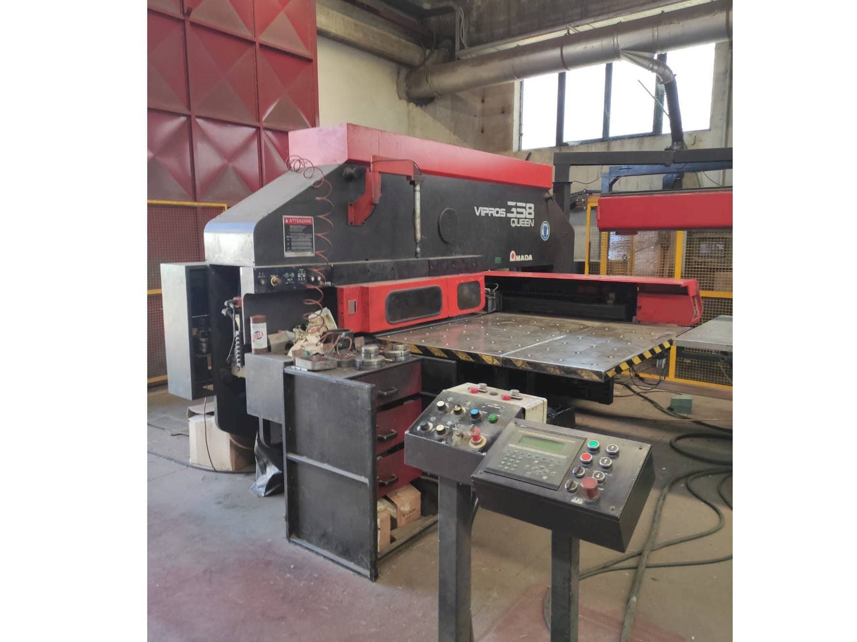 Prikaz  stroja AMADA VIPROS 358  sprijeda