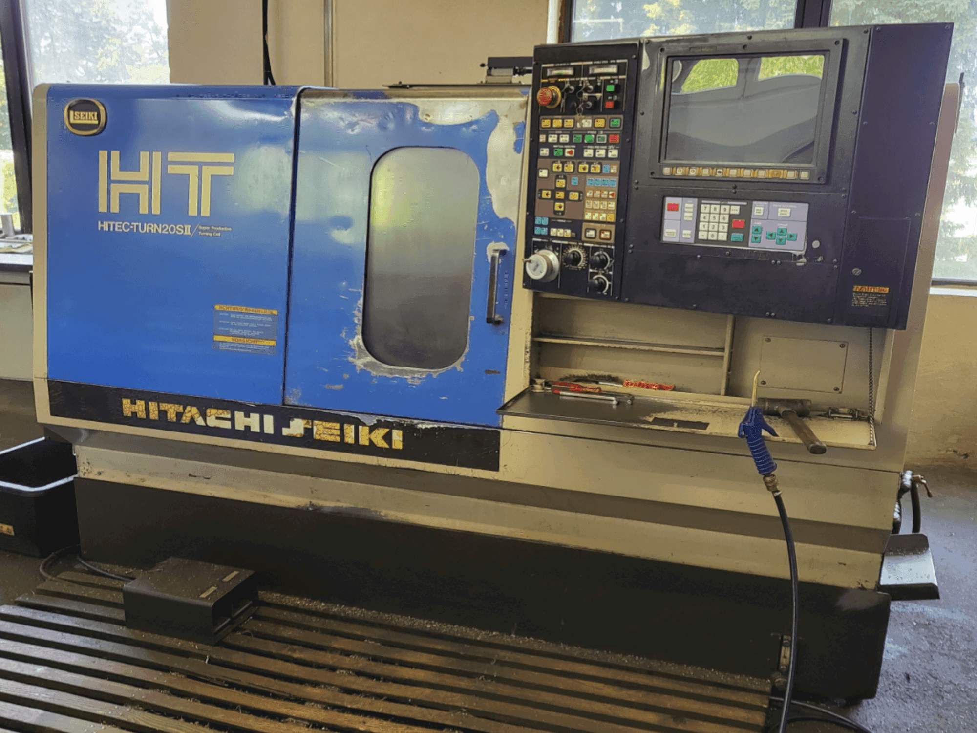 Prikaz  stroja HITACHI SEIKI HT 20SII  sprijeda