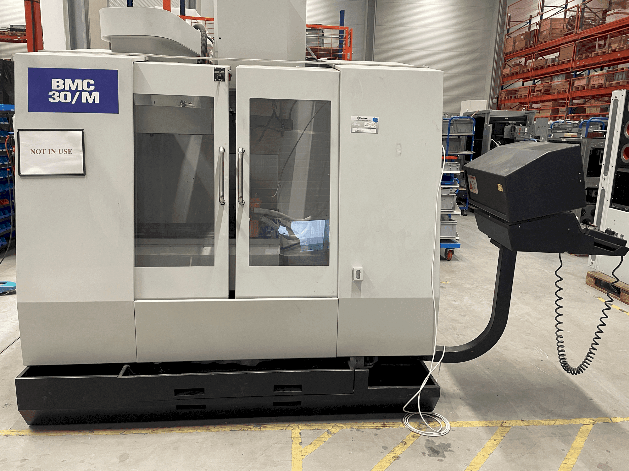 Prikaz  stroja Hurco BMC-30M  sprijeda