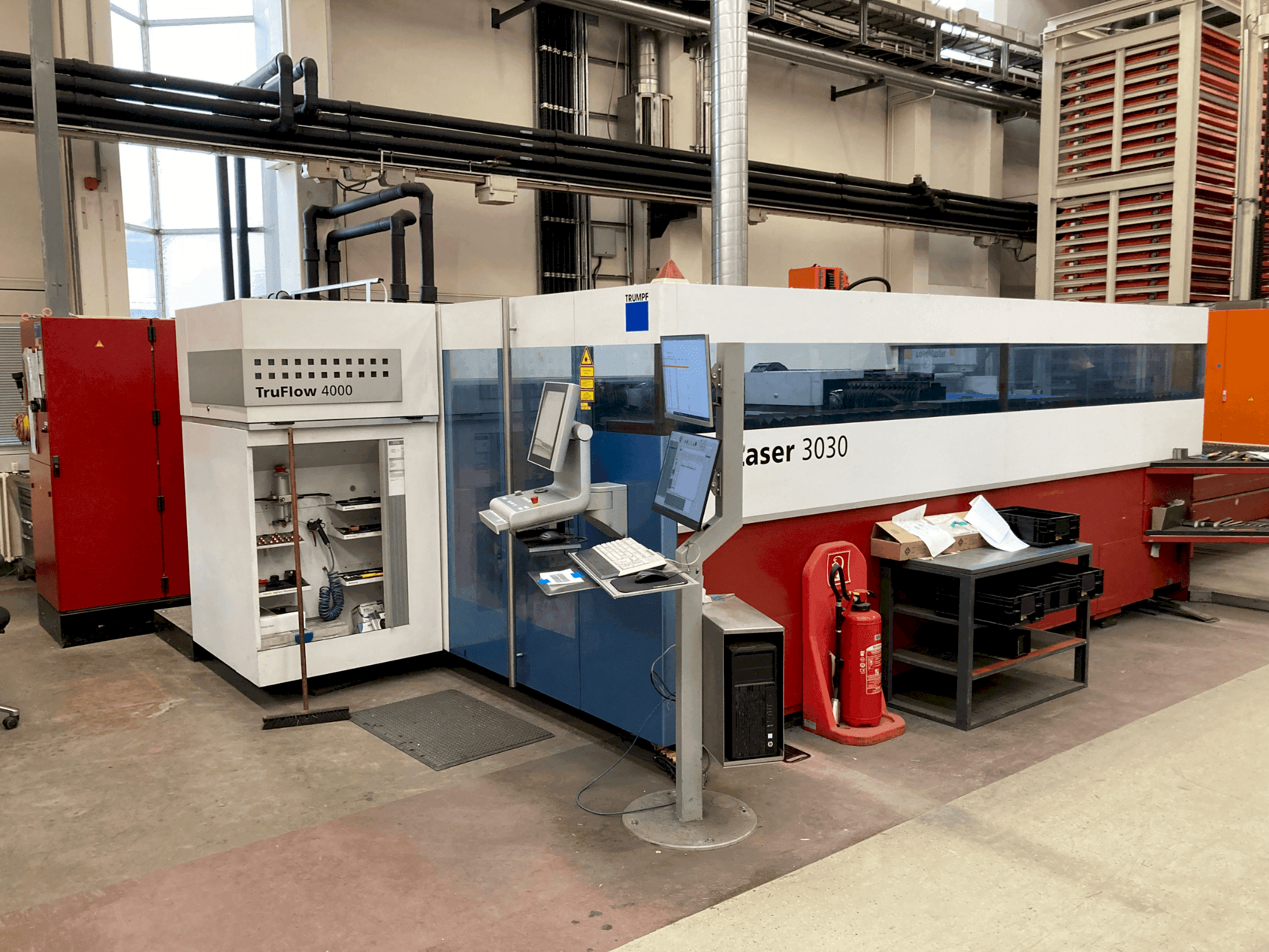 Prikaz  stroja TRUMPF TruLaser 3030  sprijeda