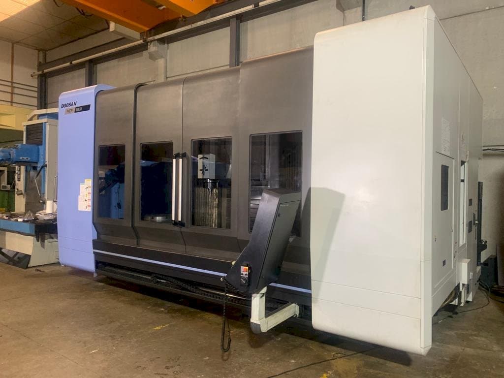 Prikaz  stroja Doosan VCF 850 LSR  sprijeda