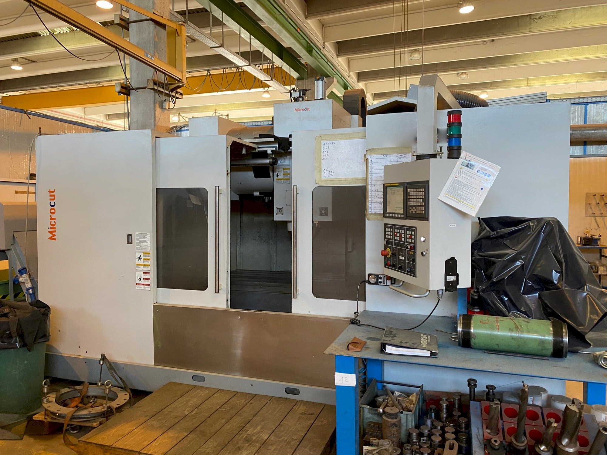 Prikaz  stroja MICROCUT VMC-1600F  sprijeda