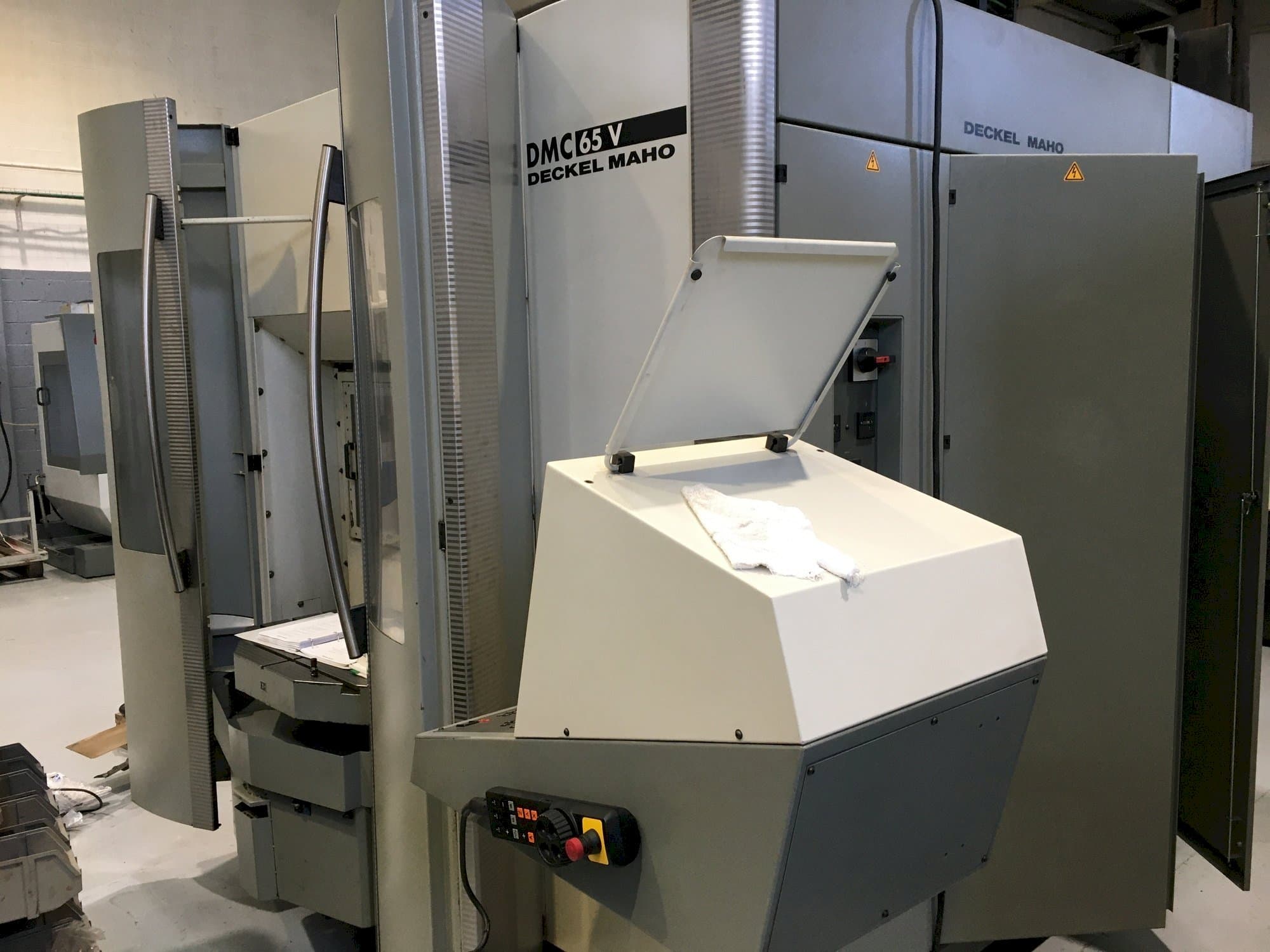 Prikaz  stroja DECKEL MAHO DMC 65V  sprijeda