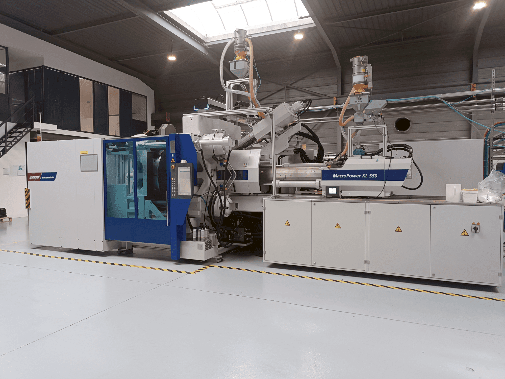 Prikaz  stroja Battenfeld MacroPower 550XL 2250H-350S 3K  sprijeda