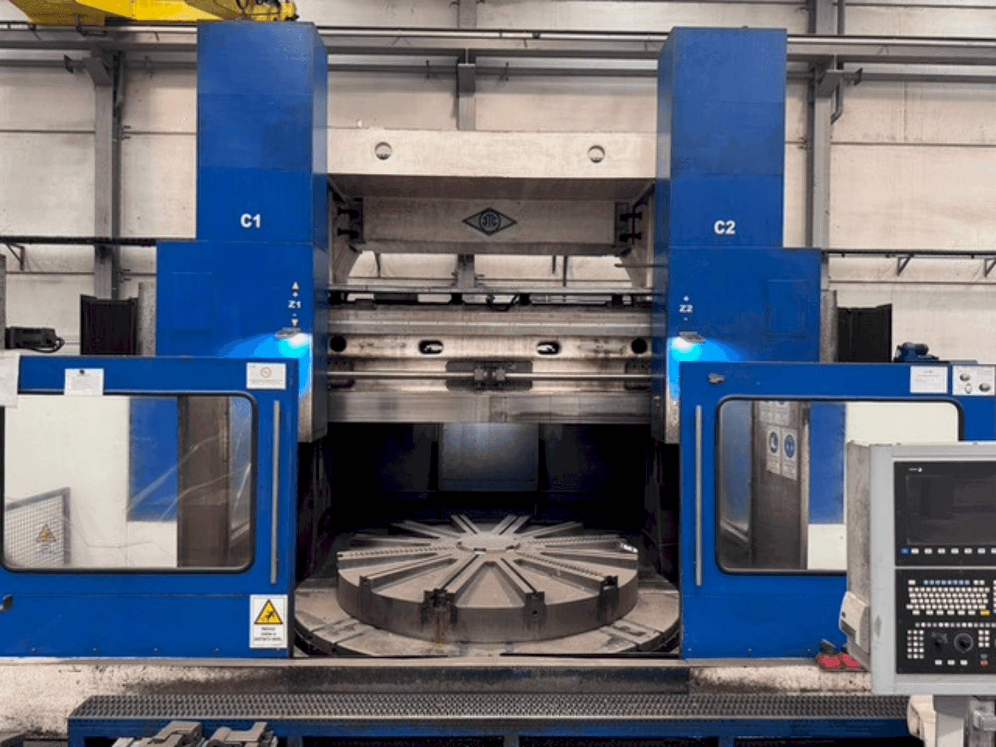 Prikaz  stroja KOLOMNA 1532T  sprijeda