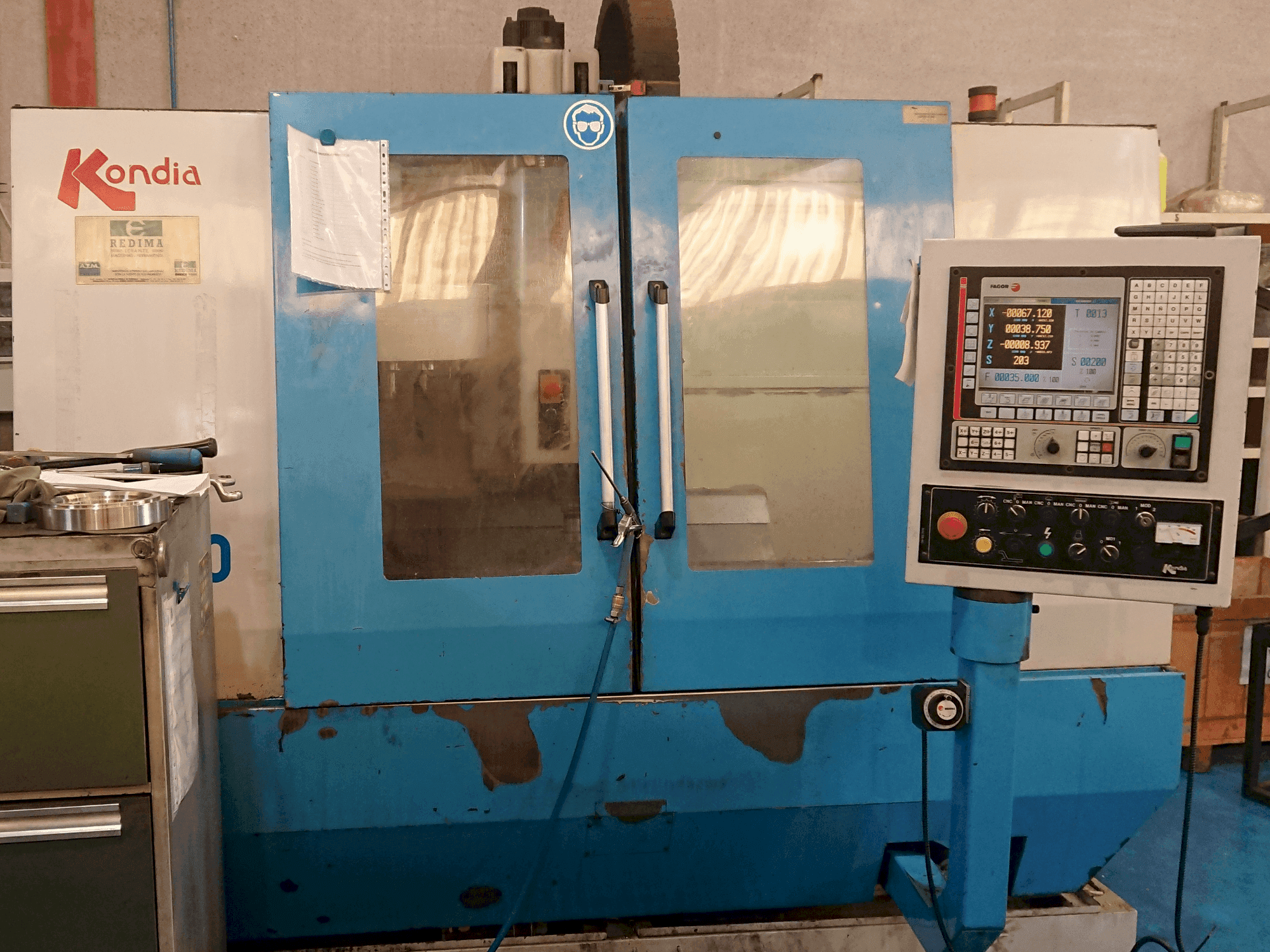 Prikaz  stroja KONDIA B-1050  sprijeda