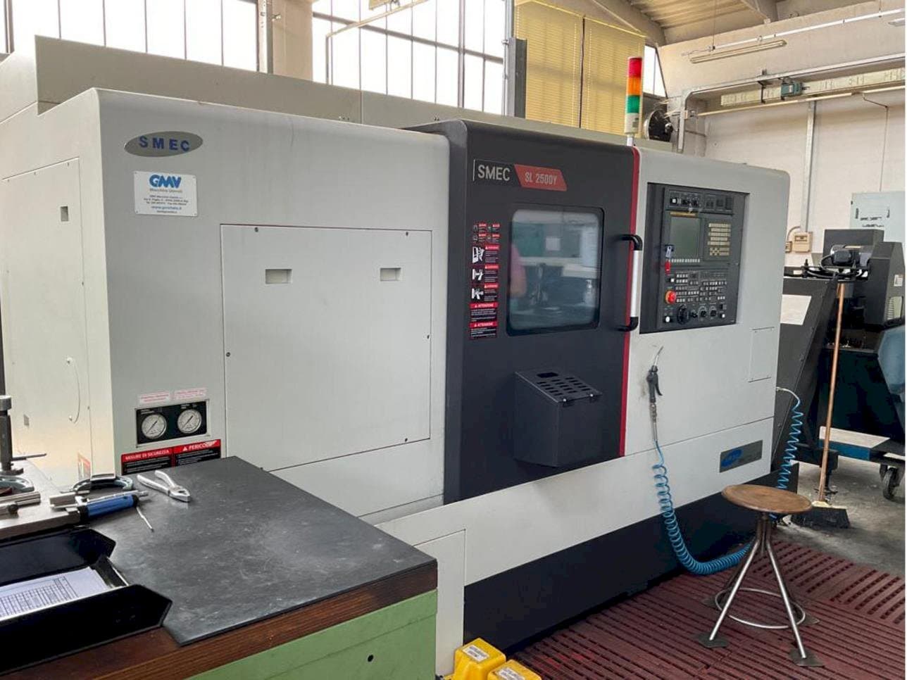 Prikaz  stroja SMEC SL-2500Y  sprijeda