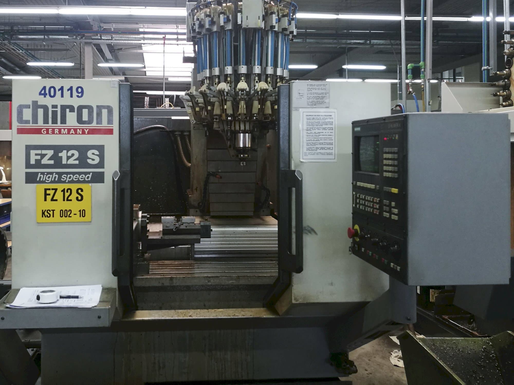 Prikaz  stroja CHIRON FZ 12 S  sprijeda