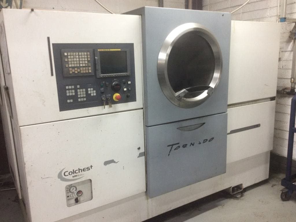 Prikaz  stroja Colchester Tornado T8  sprijeda