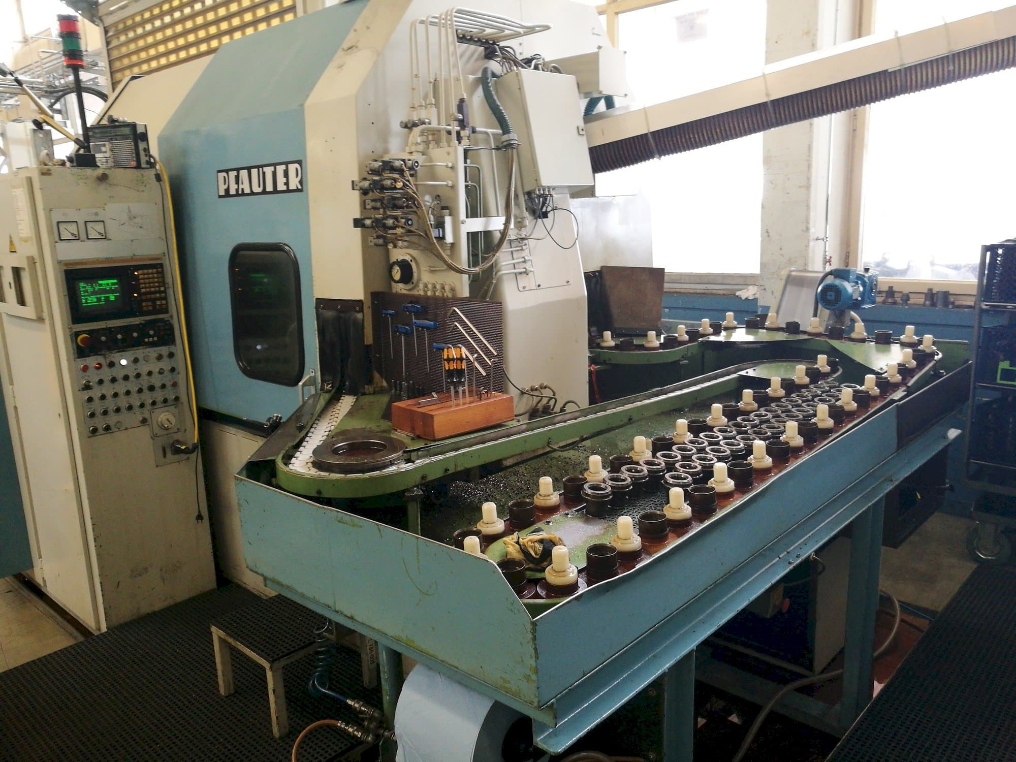 Prikaz  stroja Pfauter PA 320 NC  sprijeda