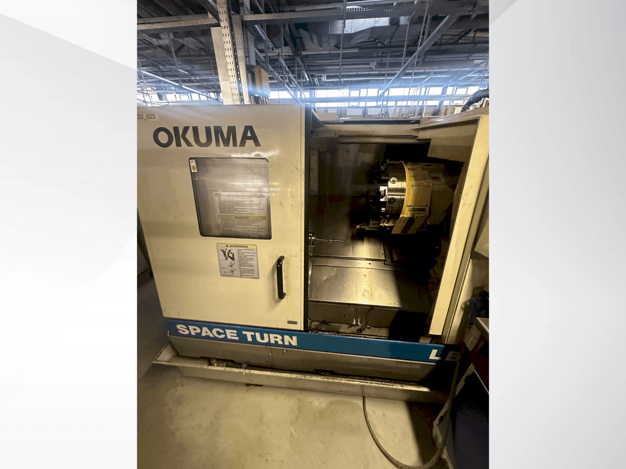 Prikaz  stroja Okuma LB 300  sprijeda