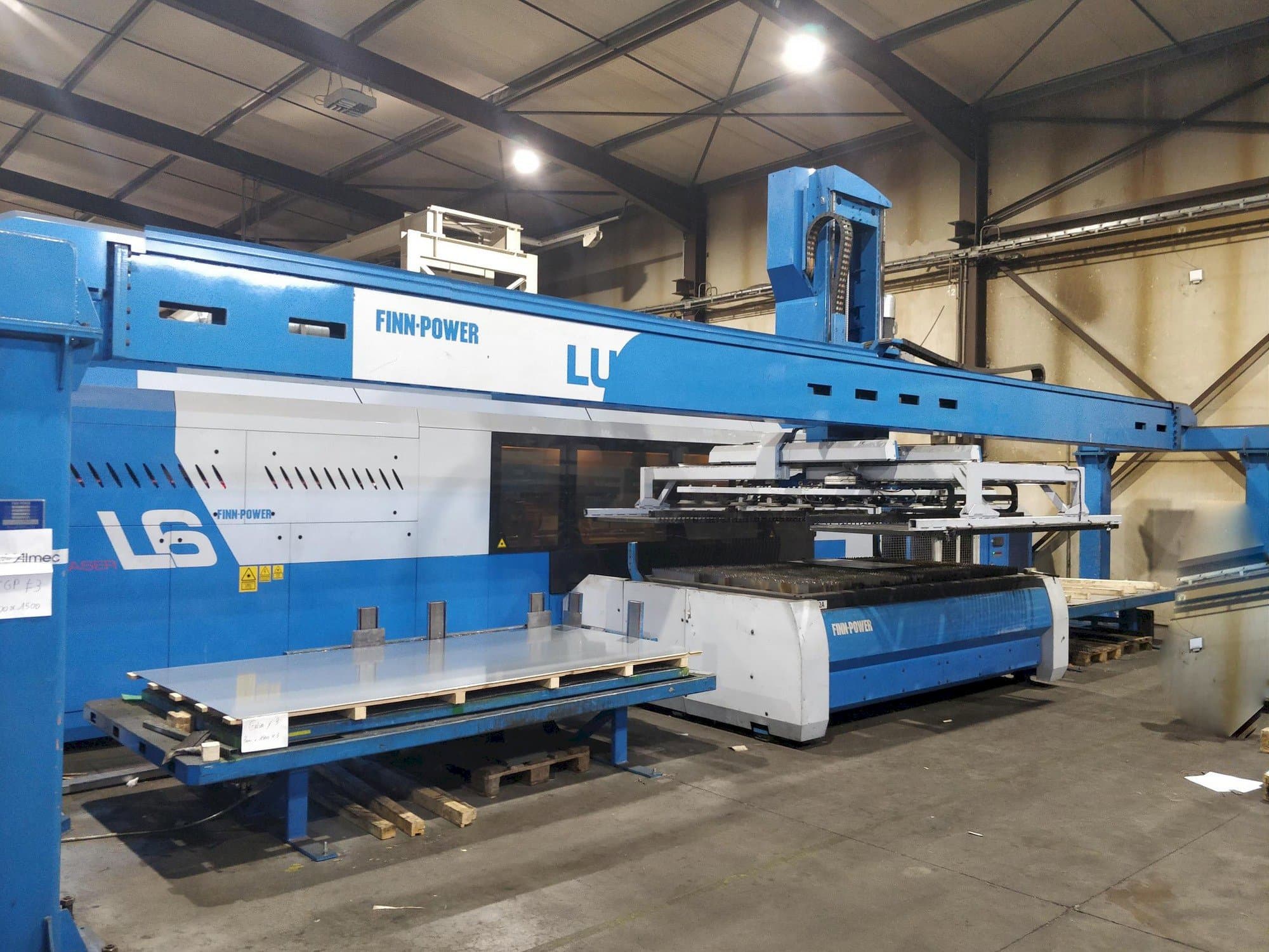 Prikaz  stroja Finn-Power L6  sprijeda