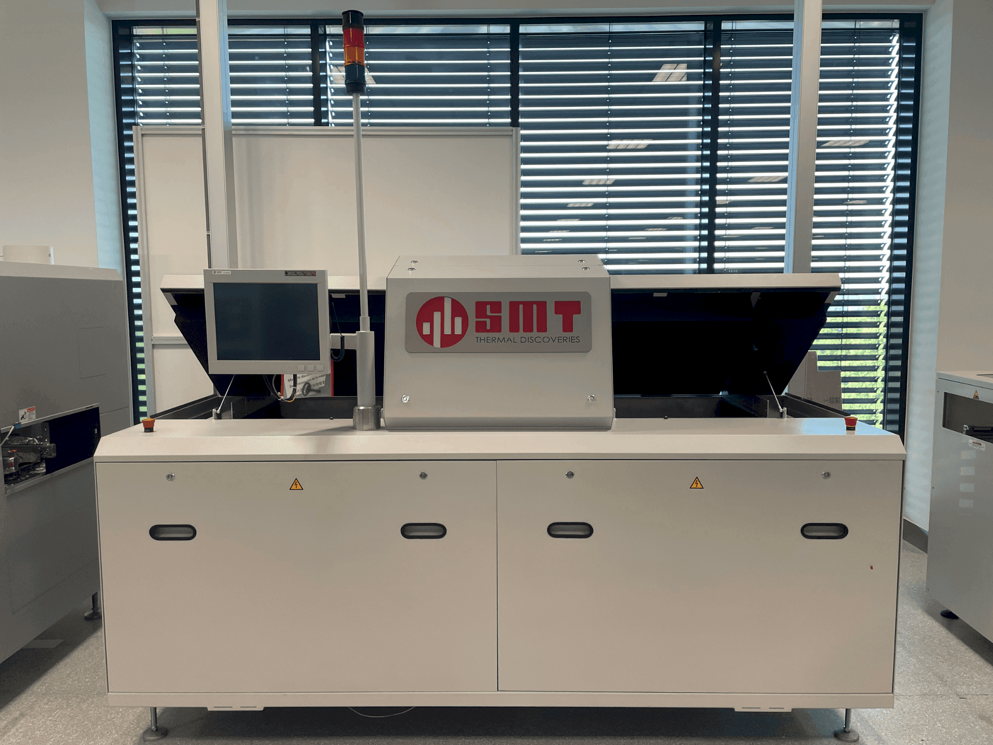 Prikaz  stroja SMT UV 3/-3  sprijeda
