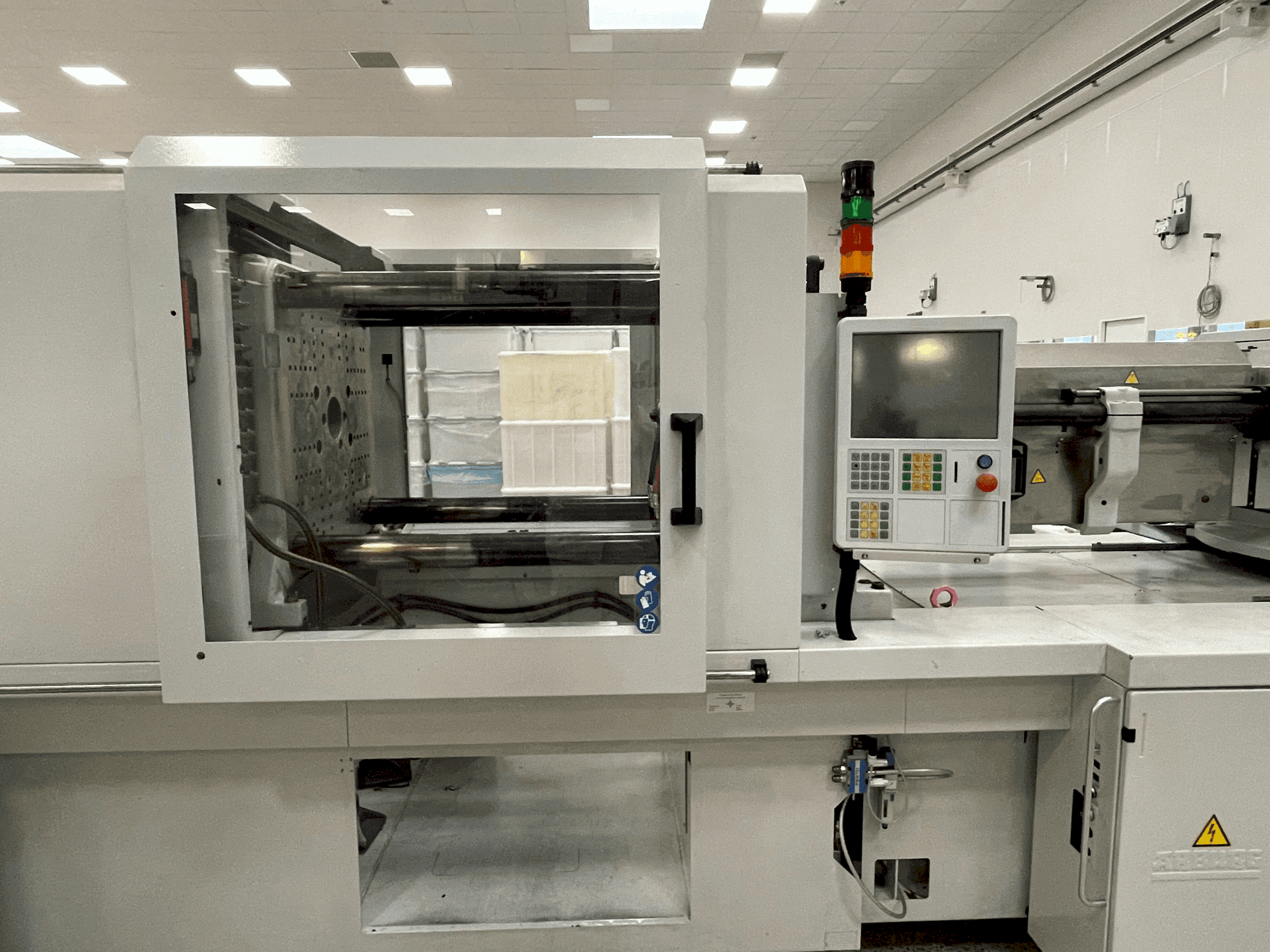 Prikaz  stroja Arburg Allrounder 570 H 2000-1300  sprijeda