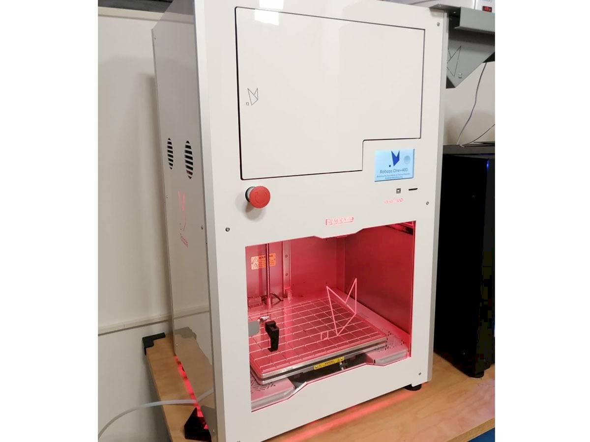 Prikaz  stroja Roboze One Plus 400  sprijeda