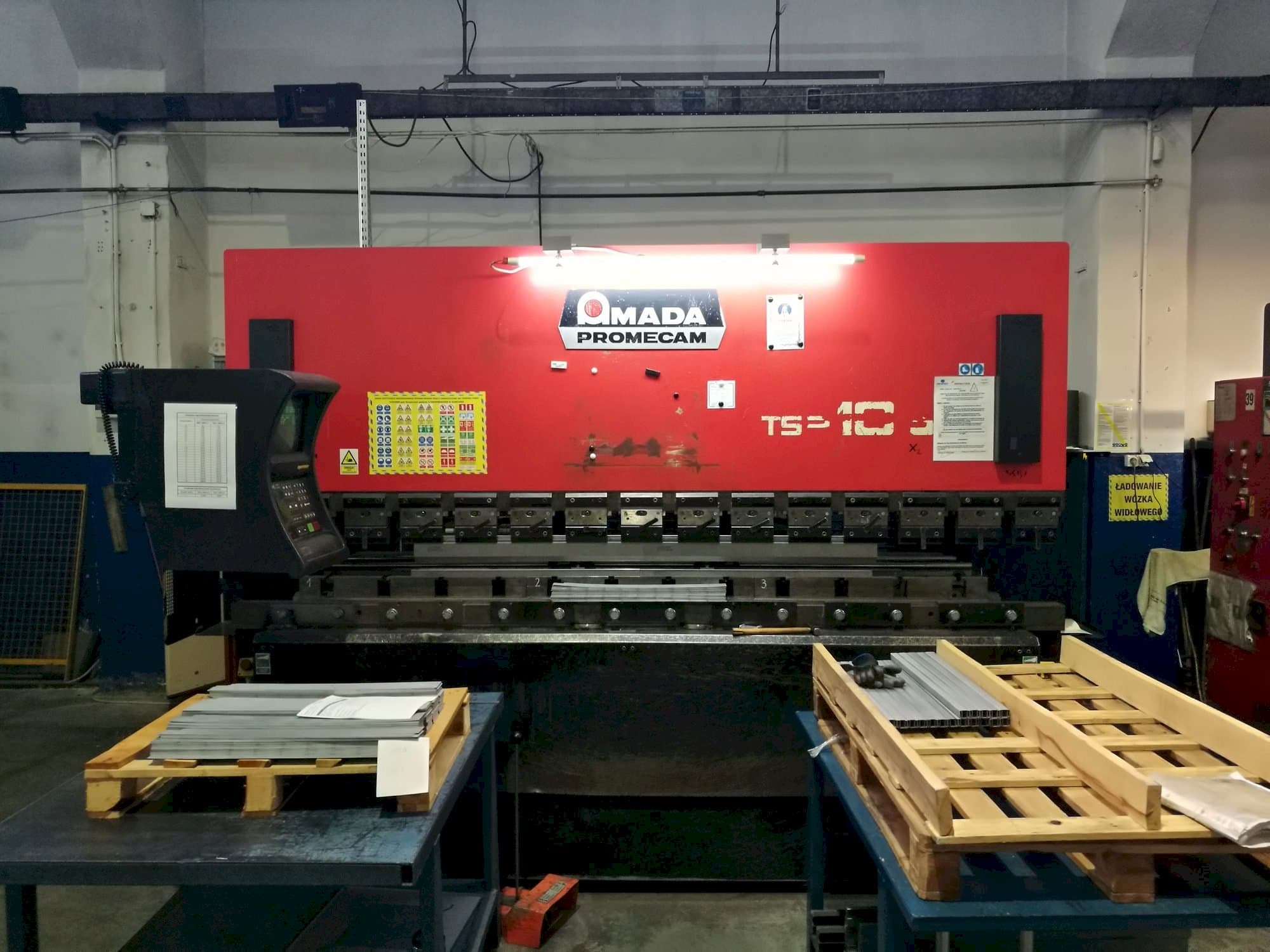 Prikaz  stroja AMADA ITS2  sprijeda