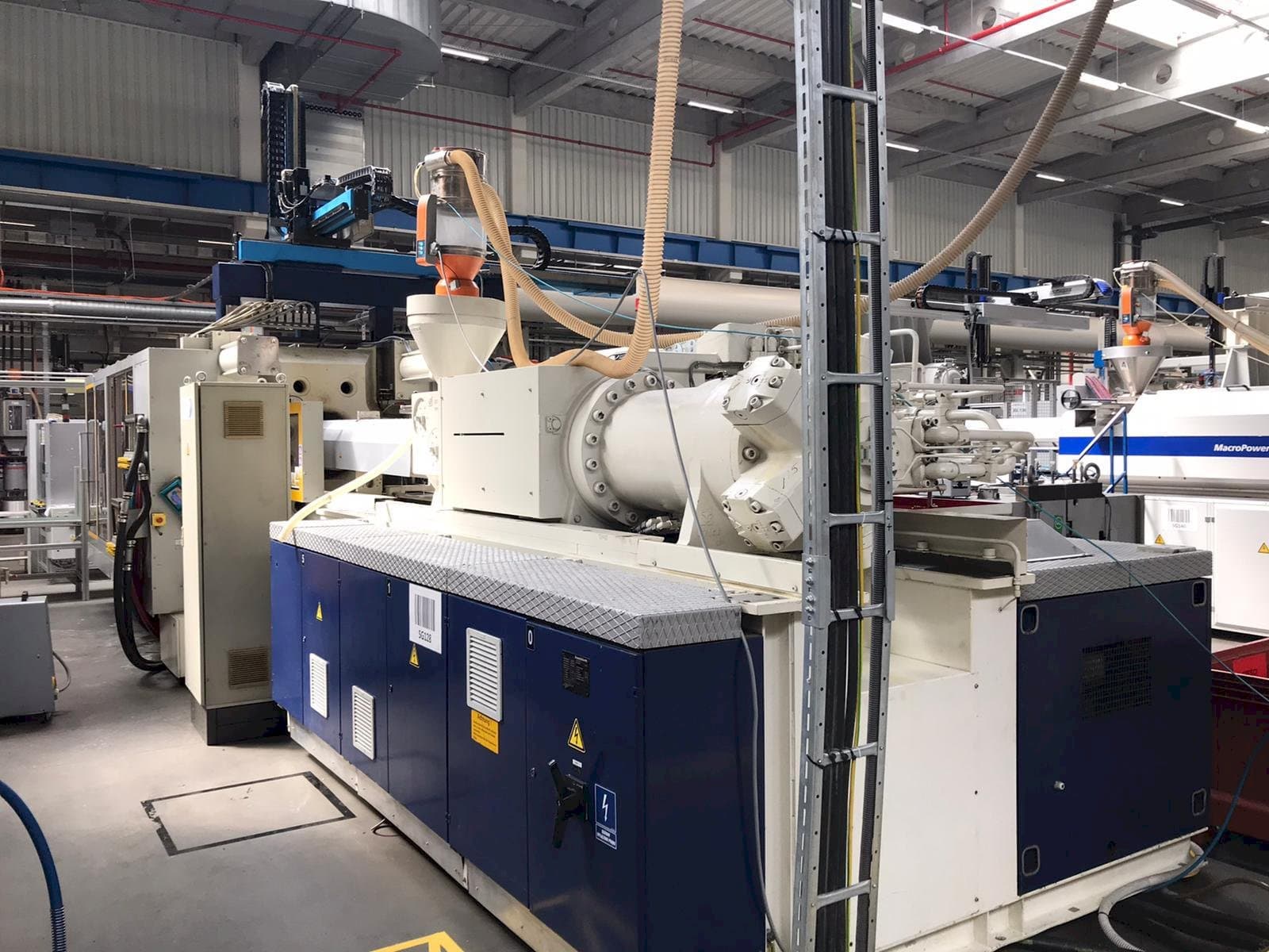 Prikaz  stroja Krauss Maffei 800-8000 MC  sprijeda